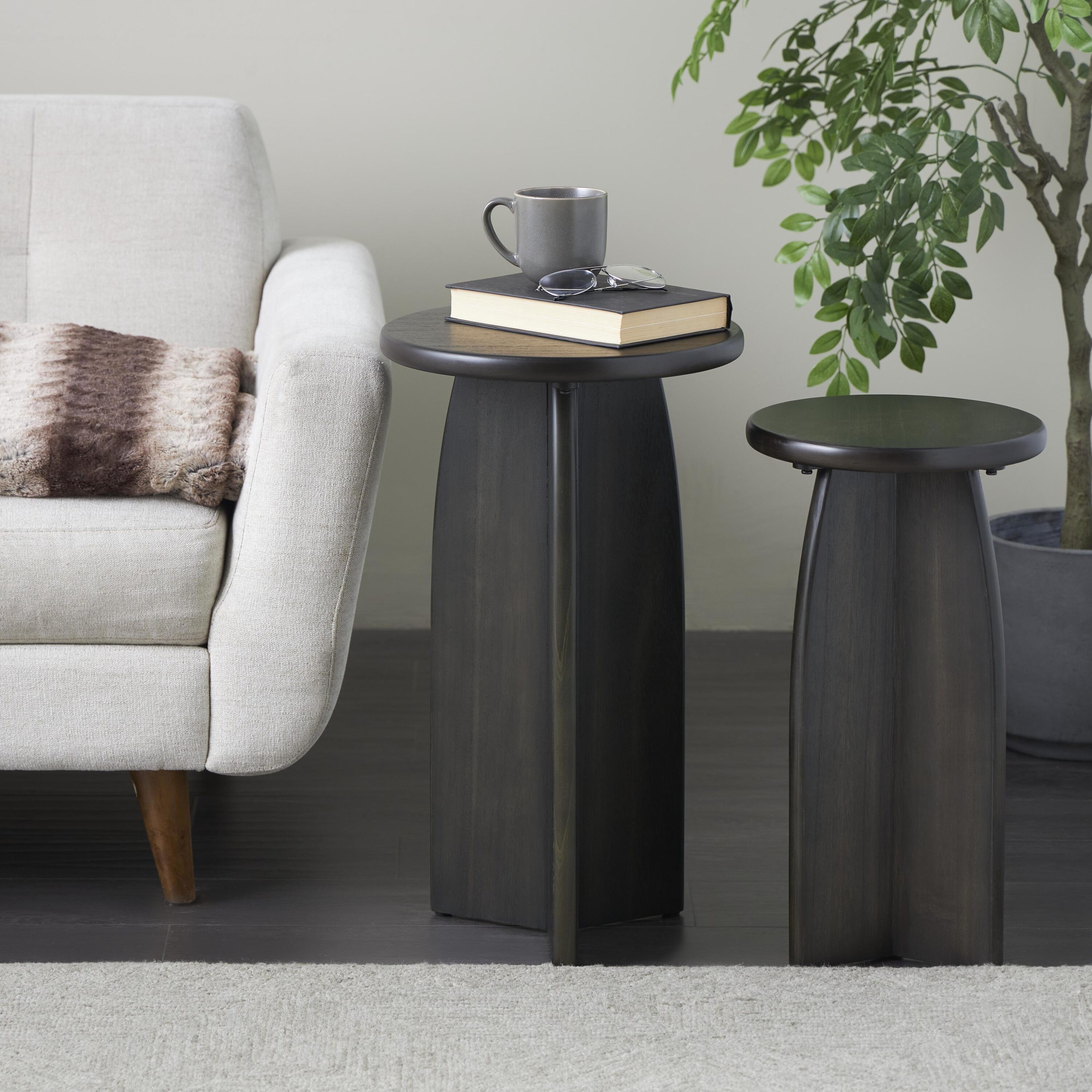 Grayson Lane 822812 14.15-in W x 24.3-in H Black Wood Round Country End Table