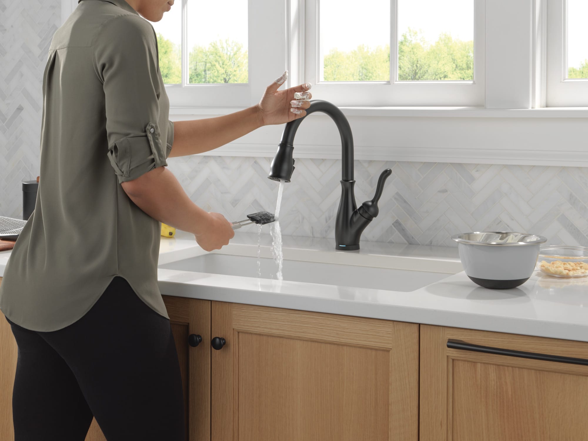 Delta Leland Matte Black Single Handle Touchless Pull-down Kitchen ...