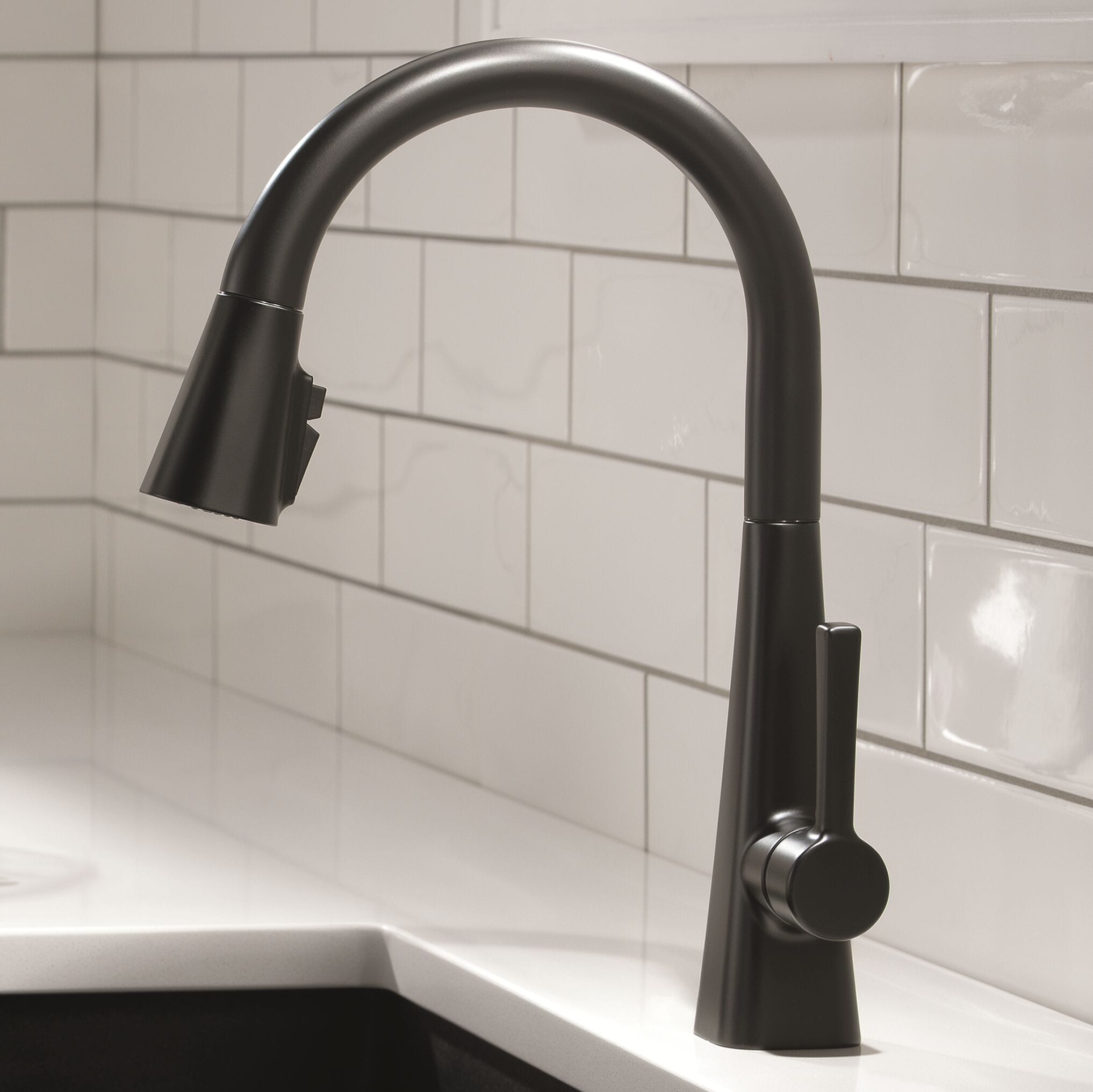 Delta Single handle pull down faucet, black retailer finish