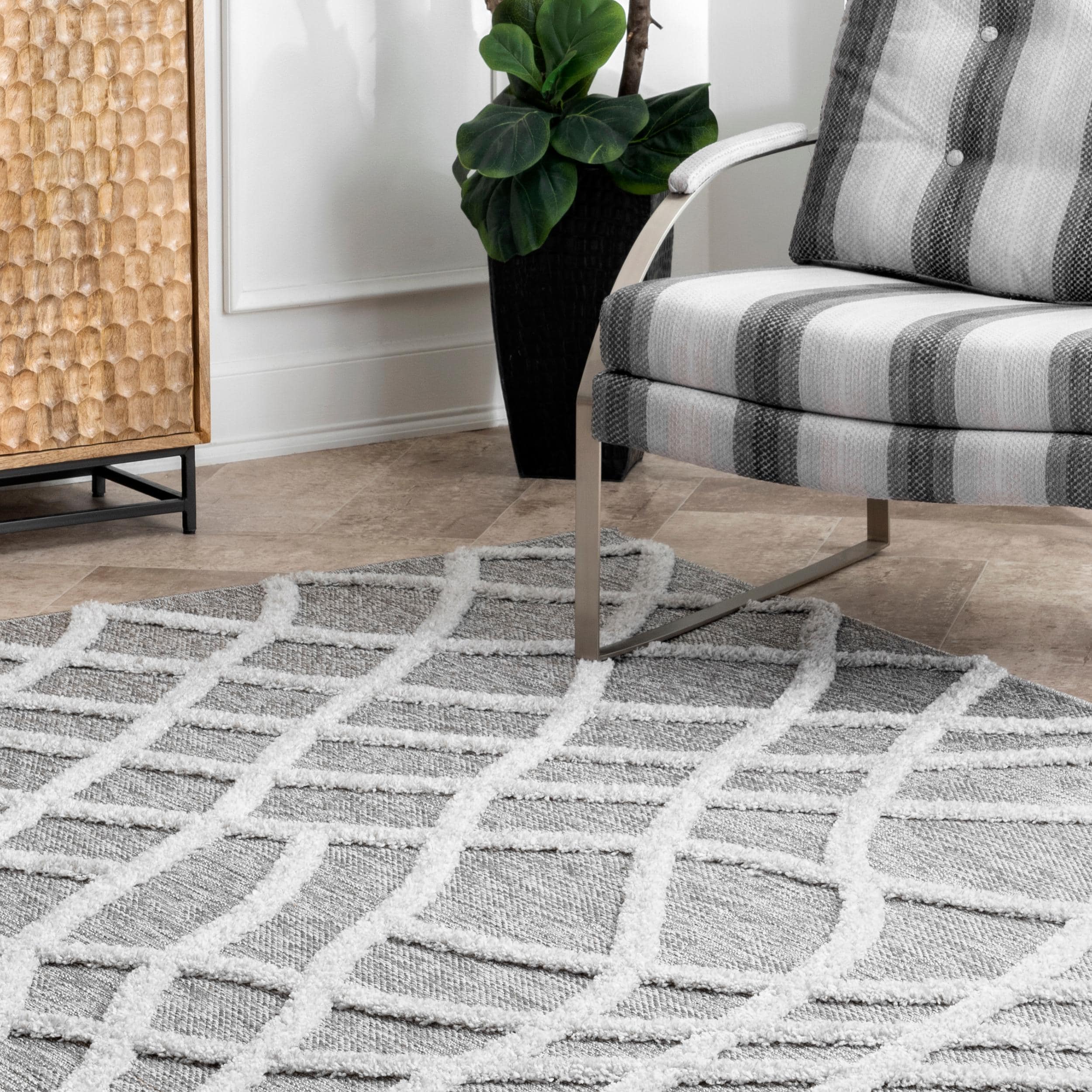 Gray Rectangular Synthetic Trellis Area Rug, 5' x 8'
