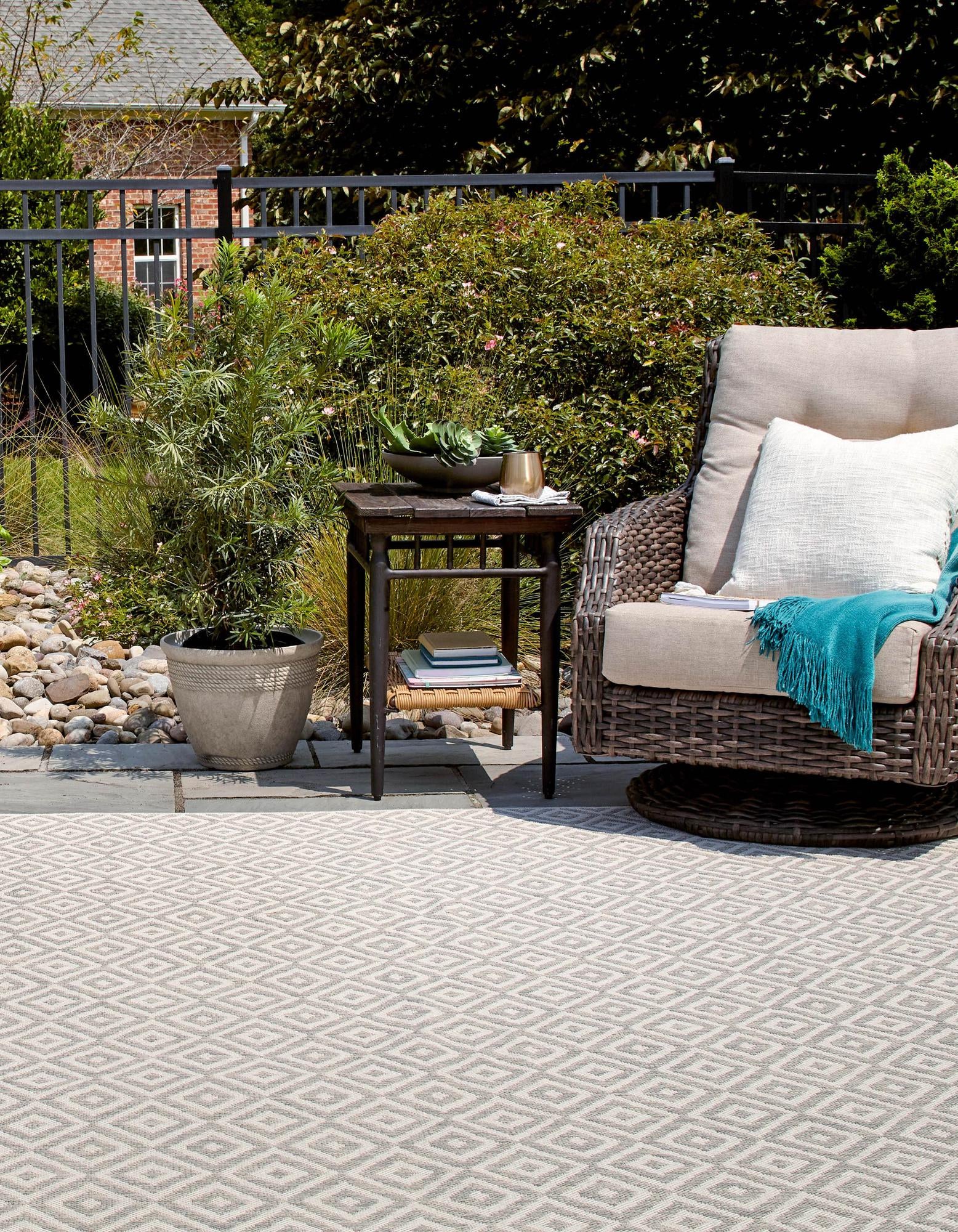 Unique Loom 3152609 Jill Zarin Costa Rica 8 x 8 (ft) Loomed Polypropylene Light Gray Square Indoor/Outdoor Geometric Area rug