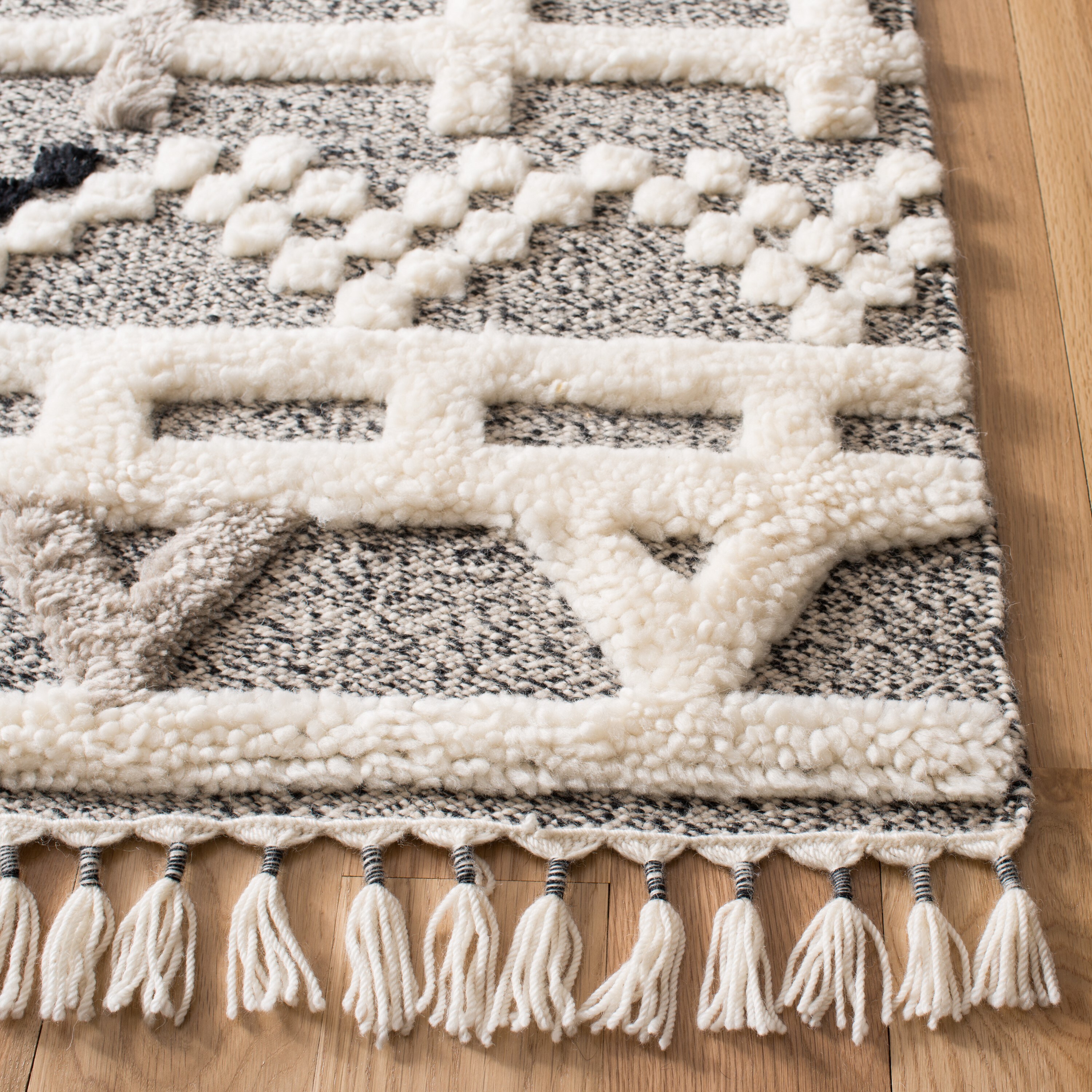 Casablanca Ivory and Black Wool 8' x 10' Hand-Knotted Shag Rug