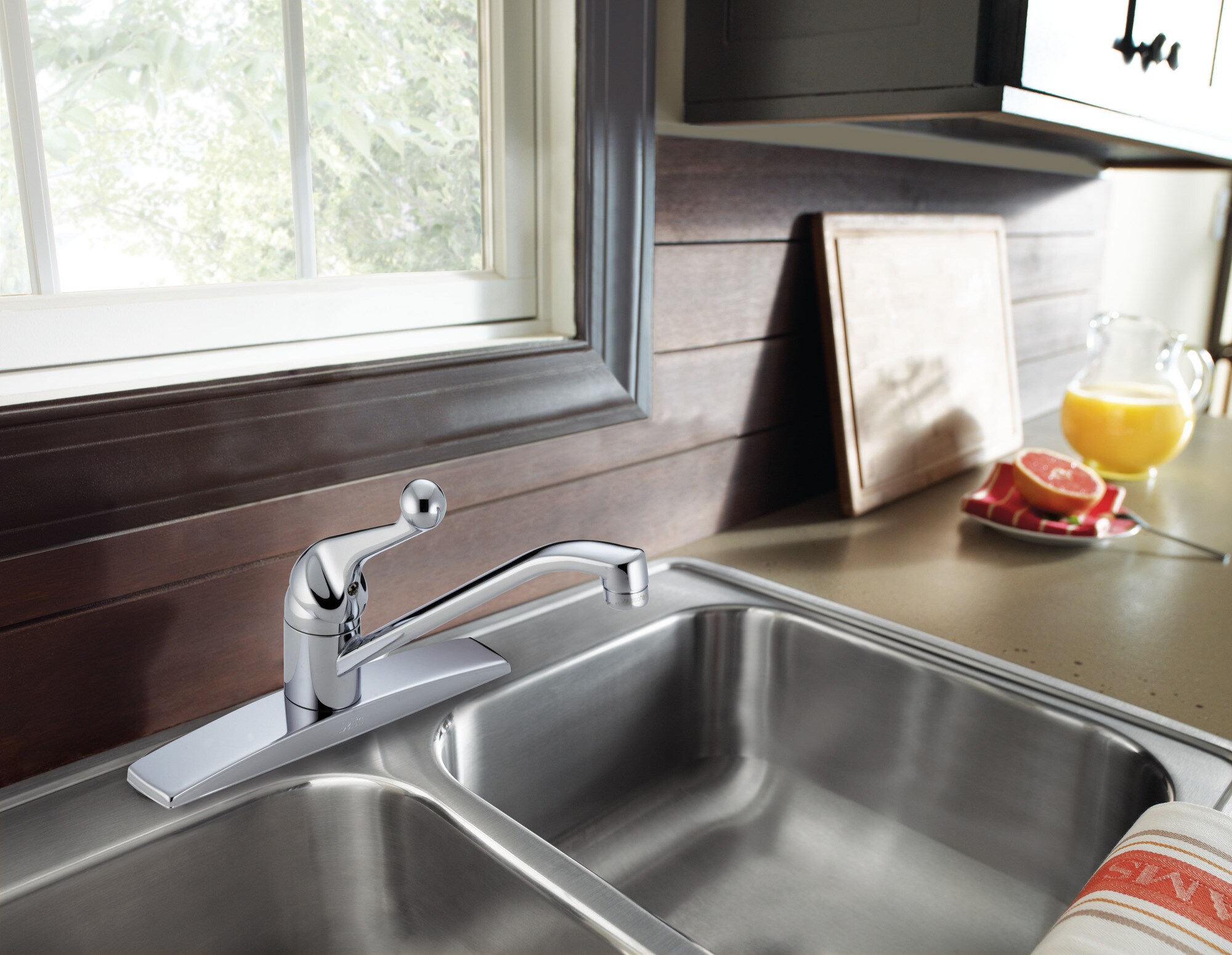 Chrome Single-Handle Deck Mounted Kitchen Faucet with Pull-out Spray