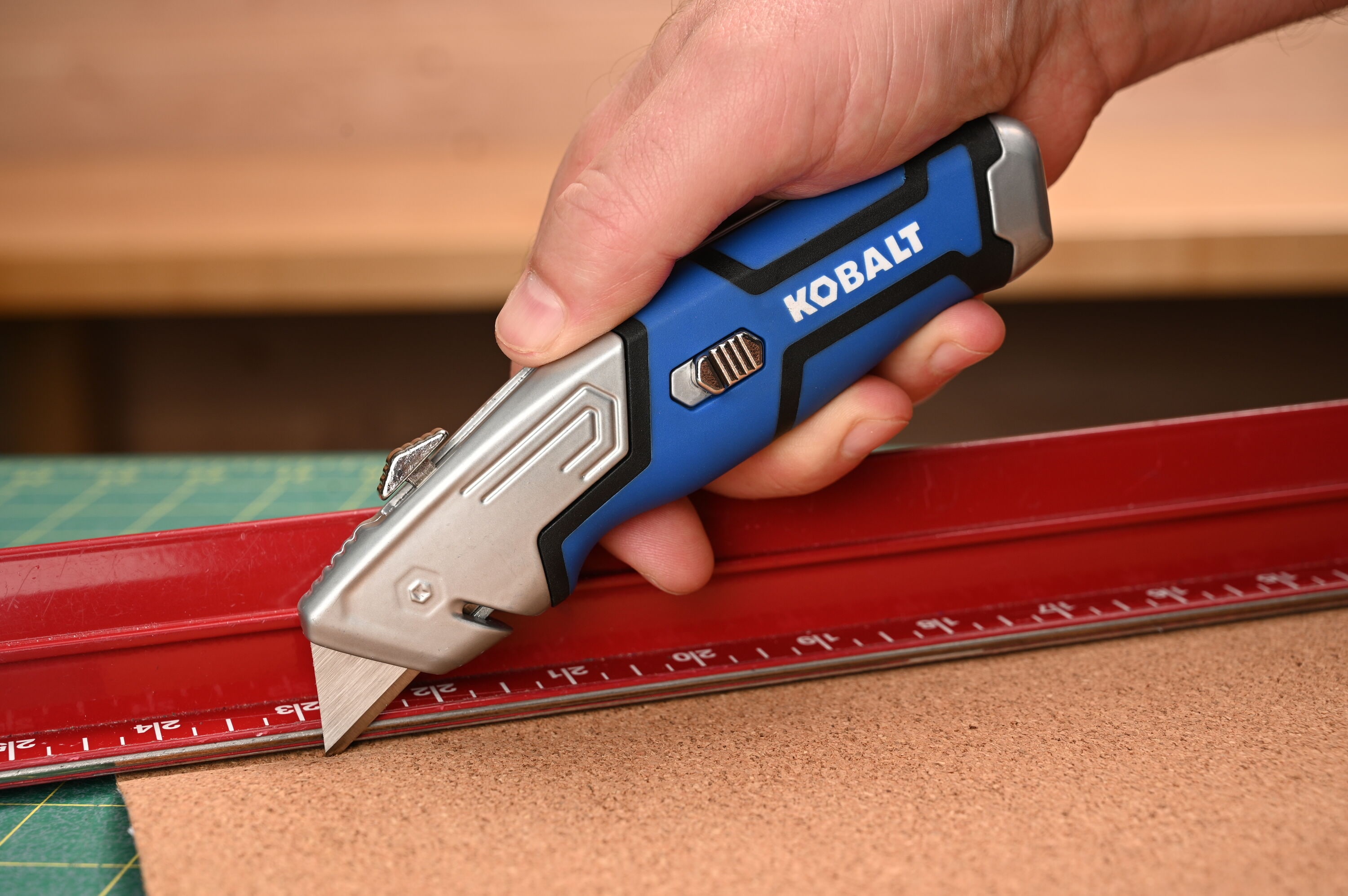 Kobalt 3/4-in 3-Blade Retractable Utility Knife with On Tool Blade Storage  in the Utility Knives department at