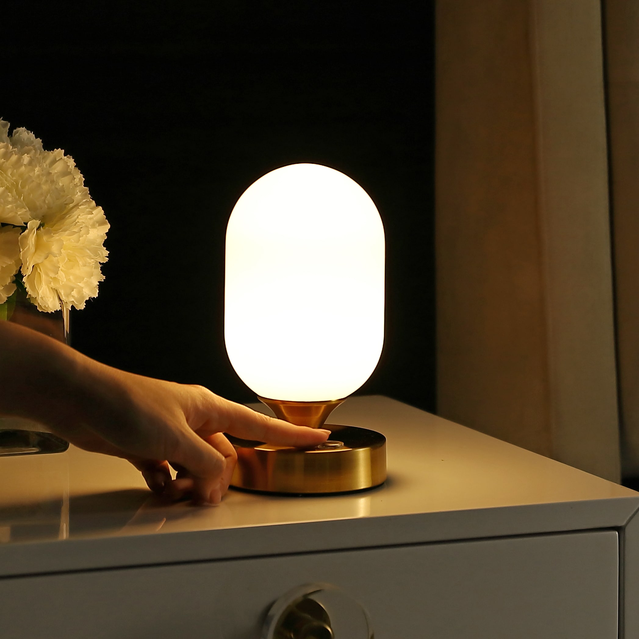 JONATHAN  Y JYL7111C Eli Modern Minimalist Iron Rechargeable 8-in Brass Gold LED On/Off switch Table Lamp with Glass Shade