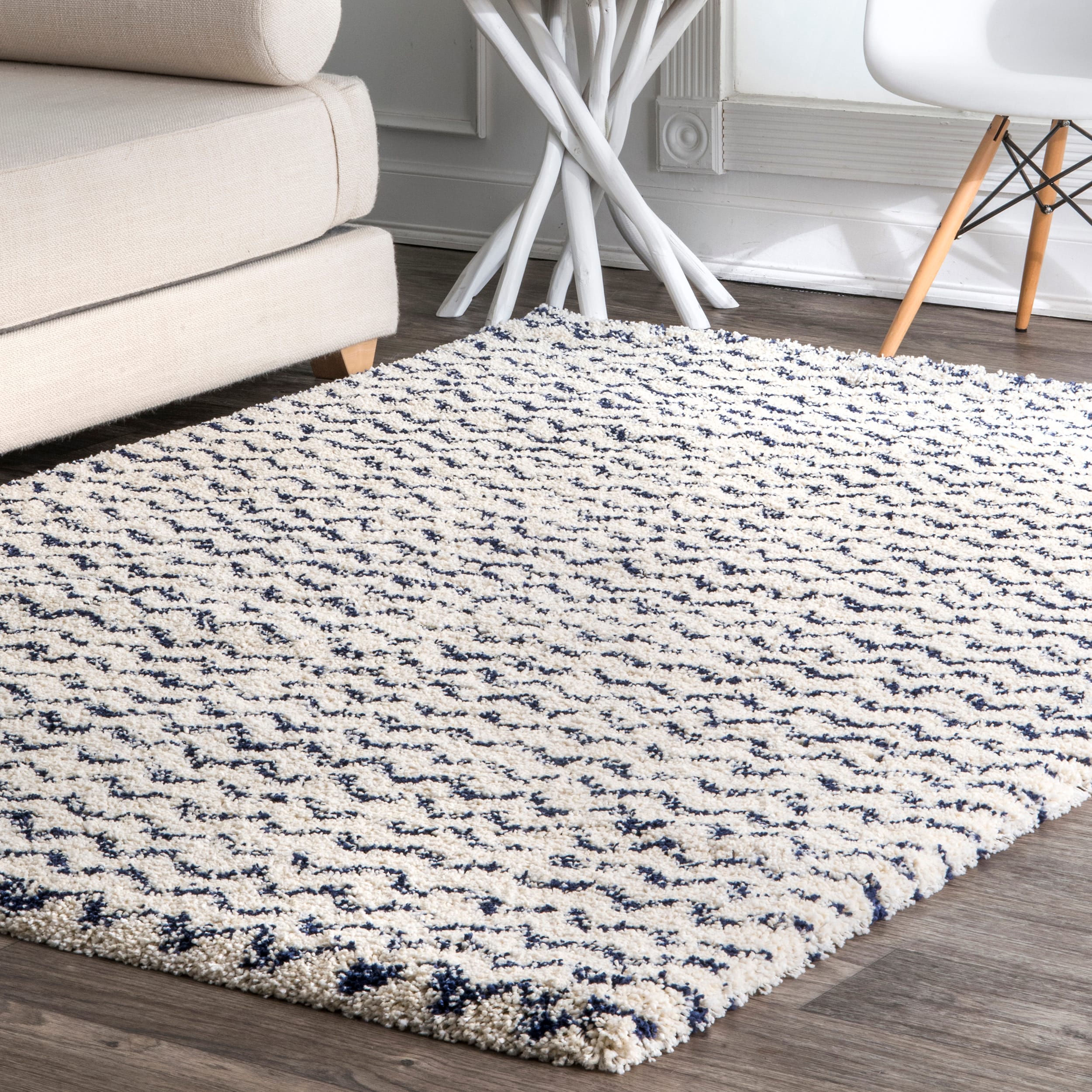 Image of Long shag rug with chevron pattern
