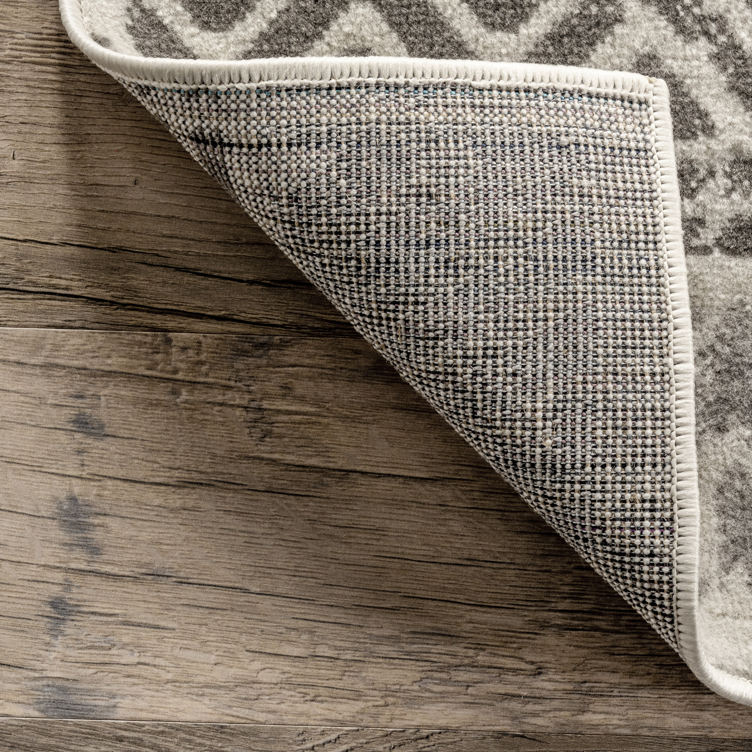 Modern Light Grey Tribal Motif 5' x 8' Synthetic Area Rug