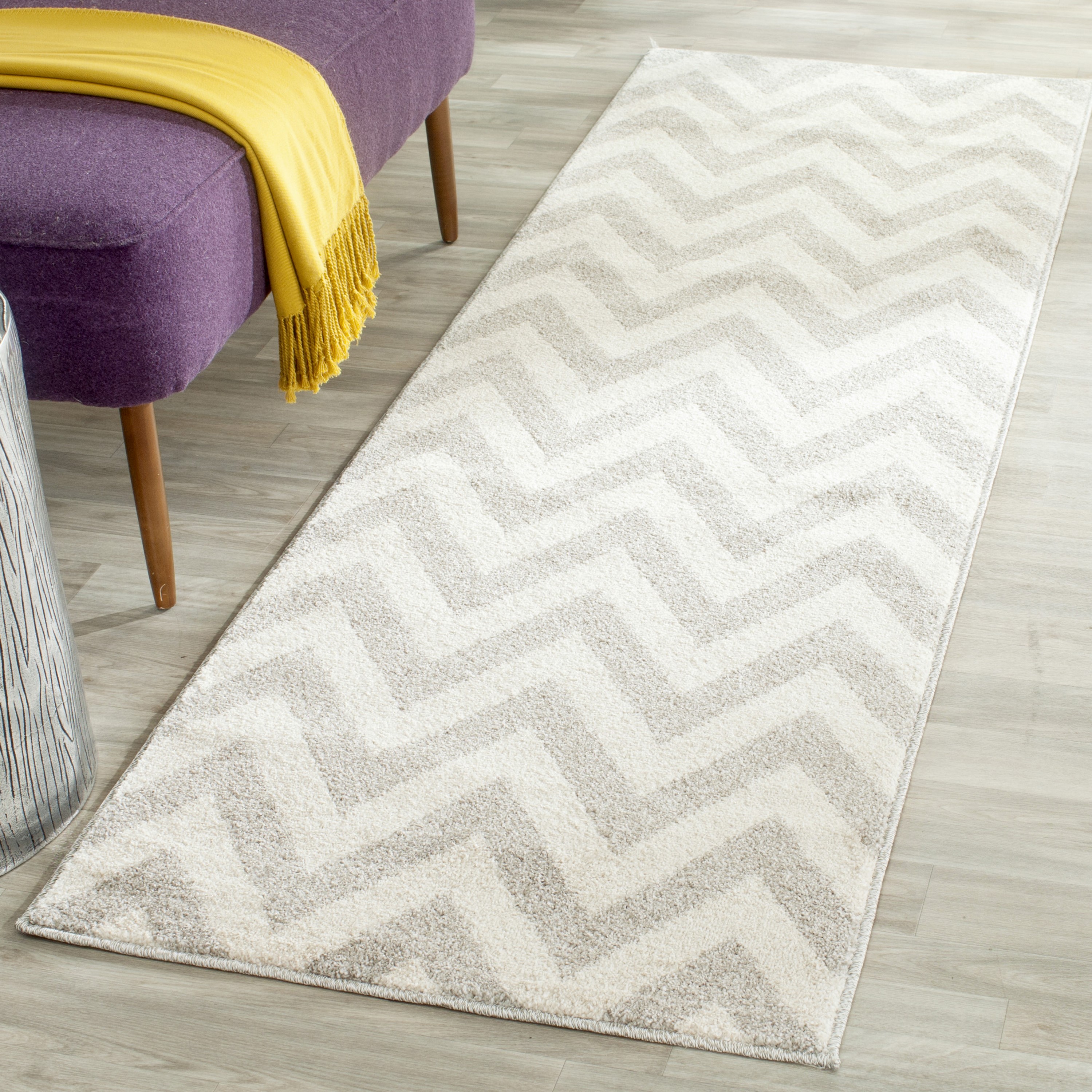 Safavieh AMT419B-27 Amherst Bellport 2 x 7 (ft) Loomed Synthetic Gray/Beige Rectangular Indoor/Outdoor Chevron Runner rug