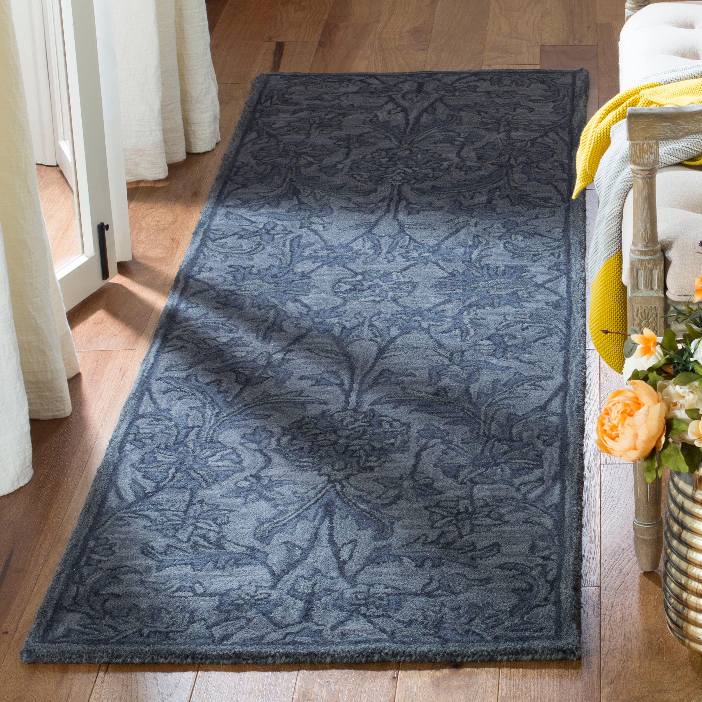  Antiquity 824 Gray/Multi Traditional 2ft-3in x 6ft Runner Rug
