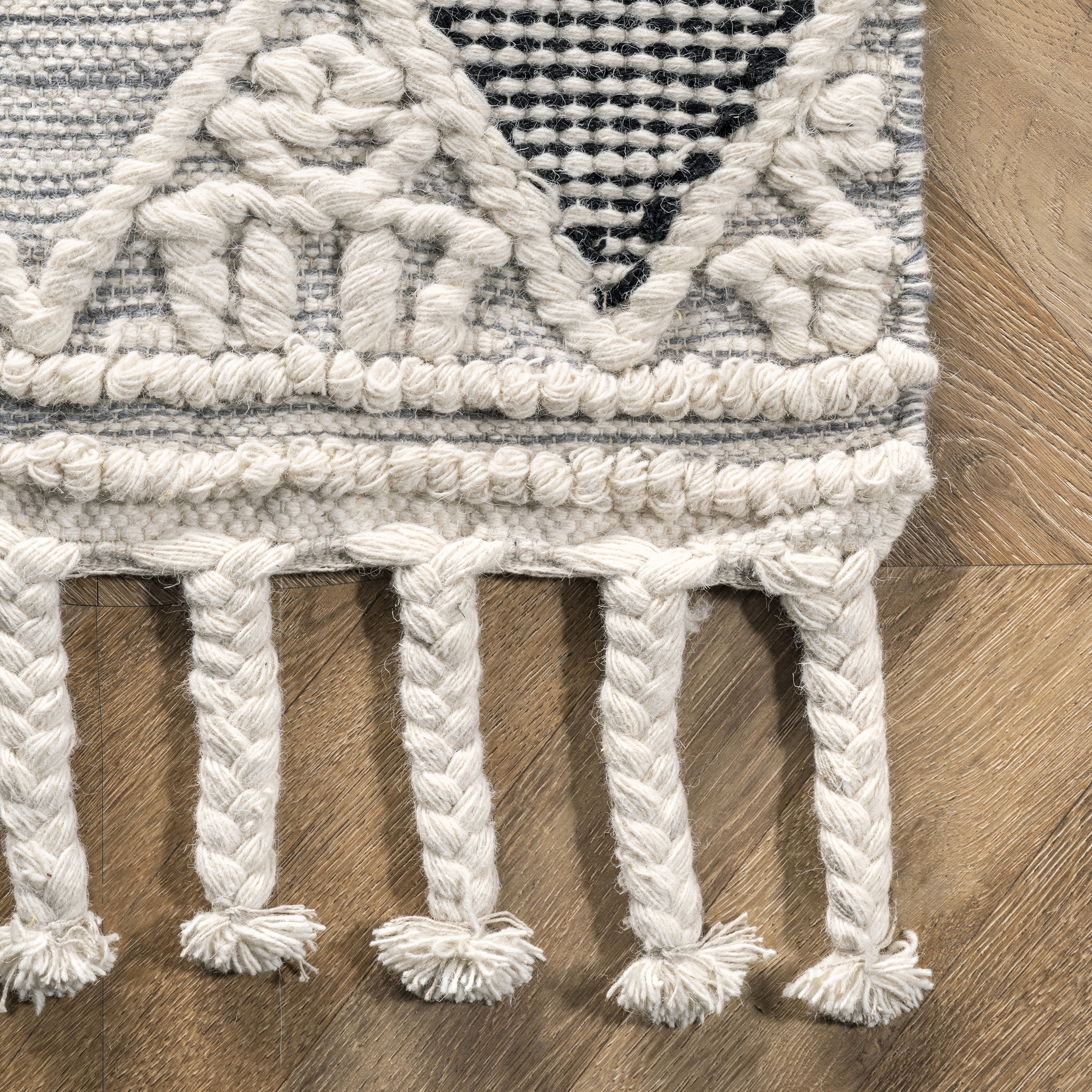 Handmade Ivory Wool 5'x8' Braided Tassel Area Rug