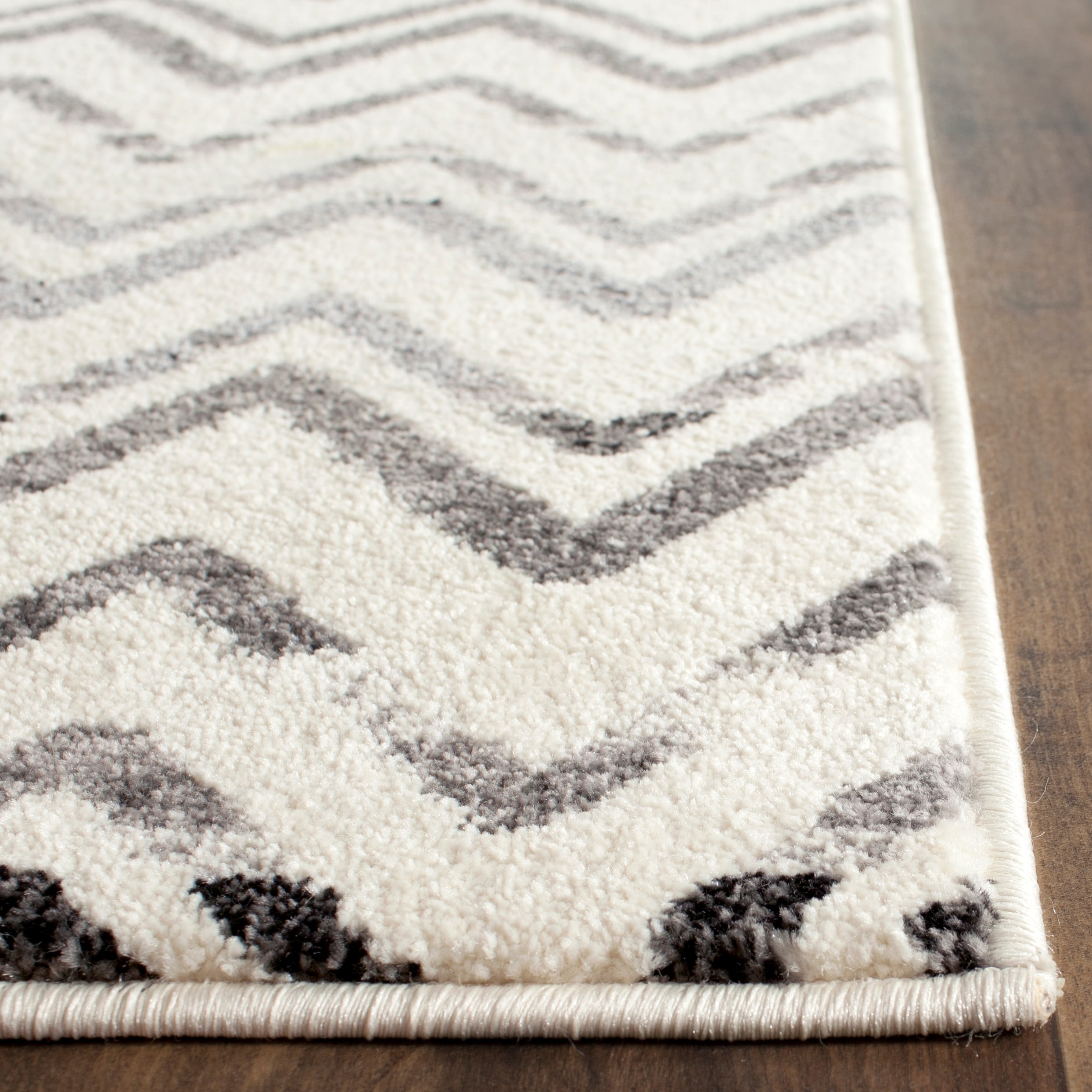 Cream and Dark Grey Chevron Stripes Area Rug, 4' x 6'