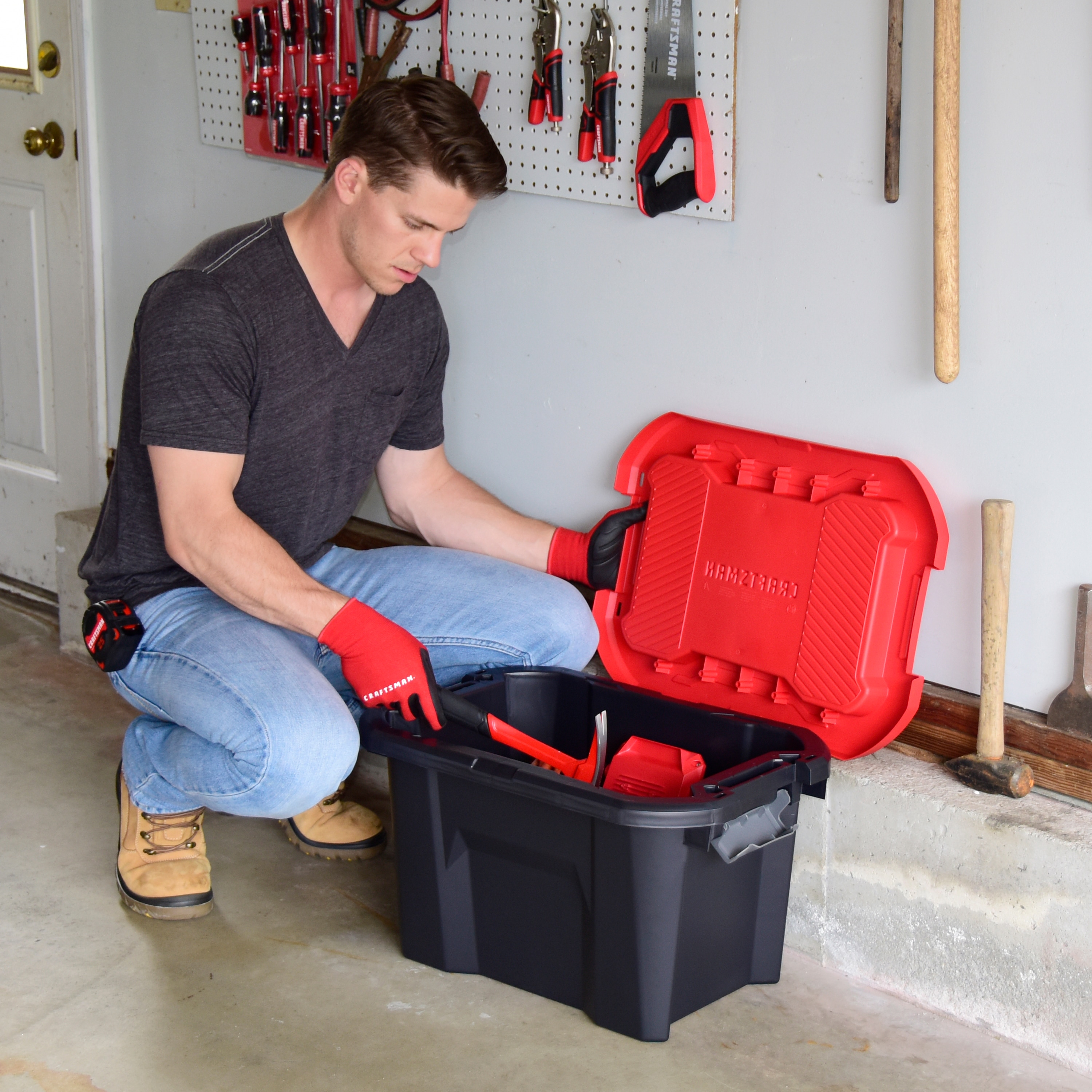 CRAFTSMAN Medium 10-Gallons (40-Quart) Black Heavy Duty Tote with Latching  Lid in the Plastic Storage Containers department at
