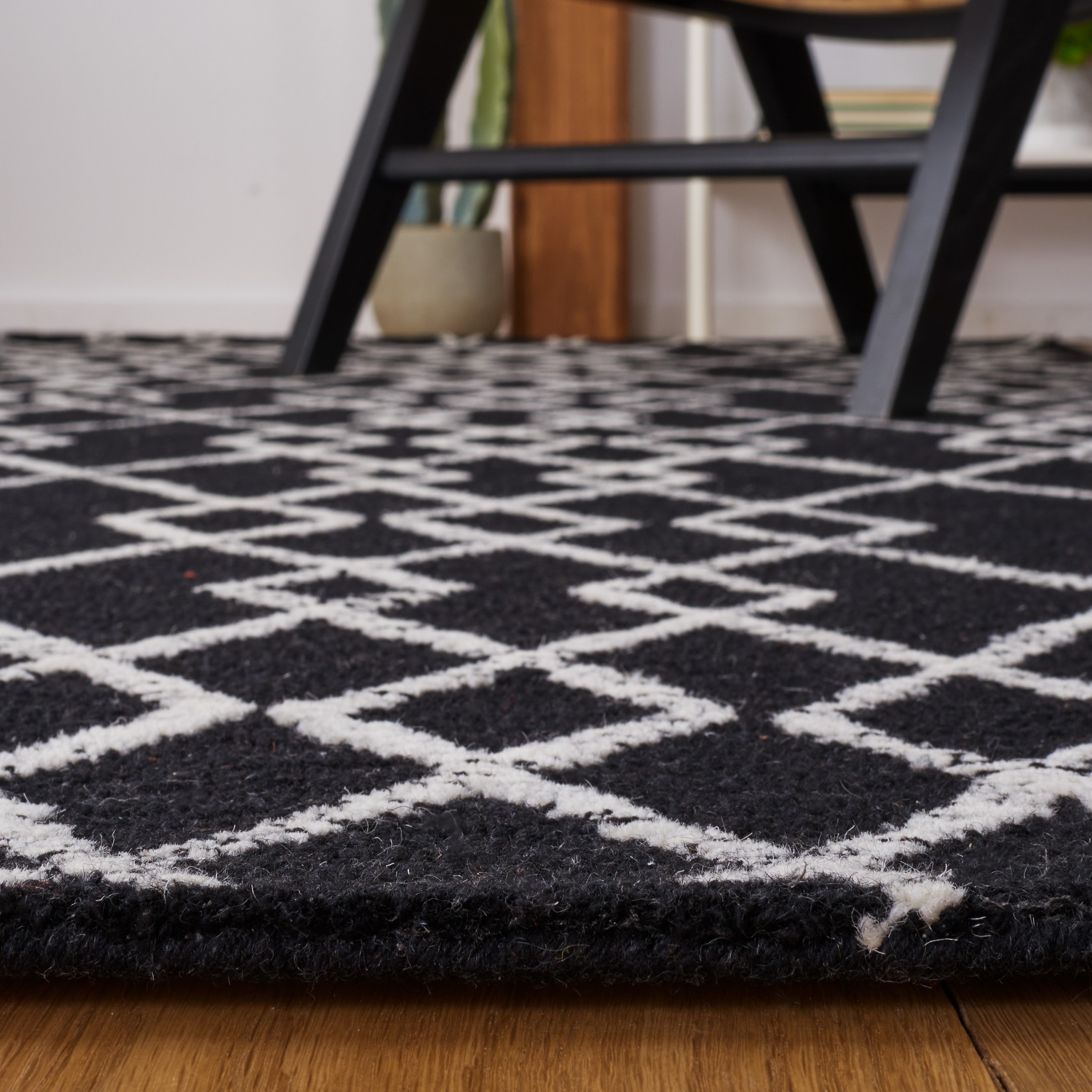 Black and Ivory Hand-Tufted Wool 8' x 10' Area Rug