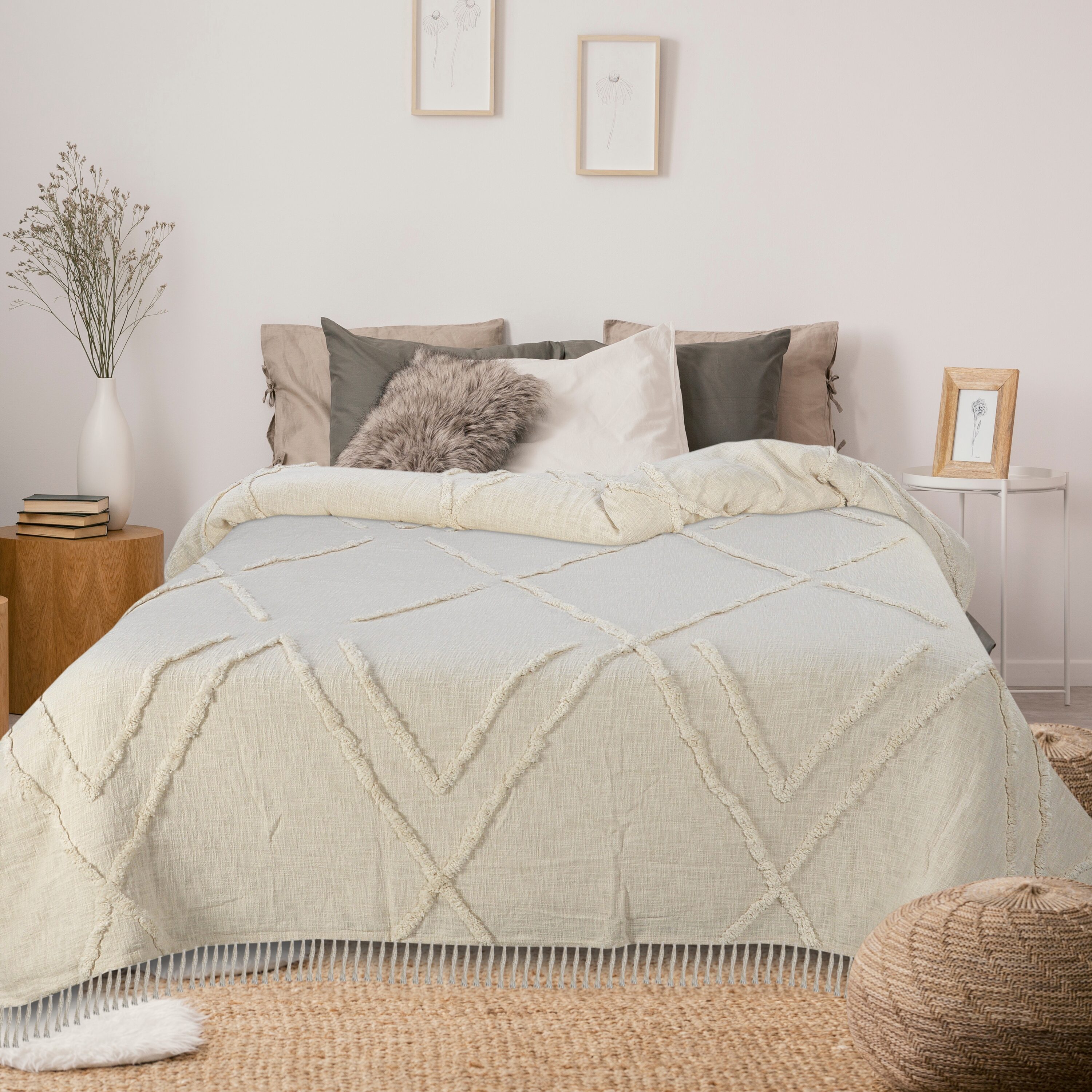 LR Home Ivory Geometric Queen Quilt Cotton with (Cotton Fill) in the ...