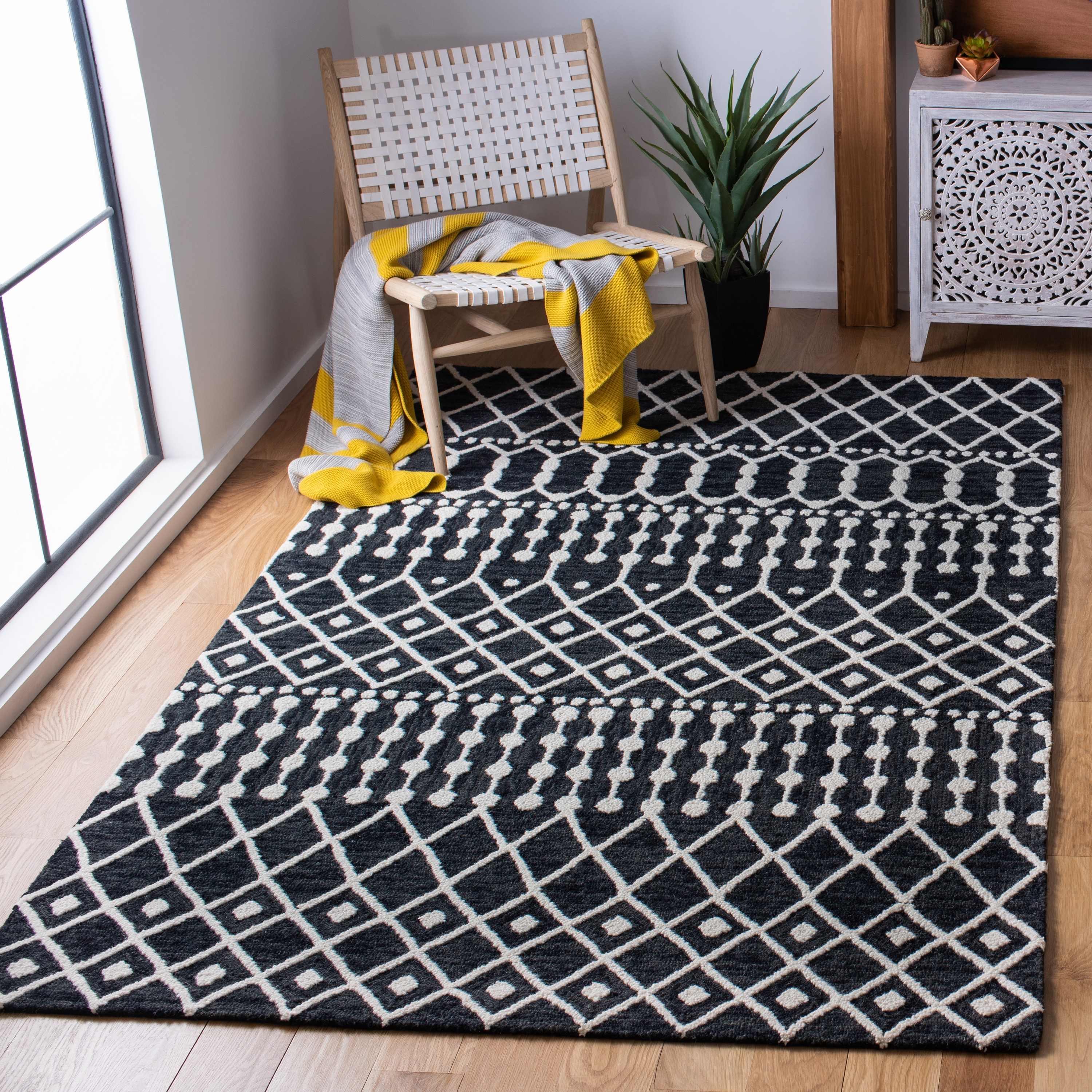 Safavieh BLM115Z-2 Blossom Samantha 2 x 3 (ft) Tufted Wool Black/Ivory Rectangular Indoor Geometric Bohemian/Eclectic Throw rug