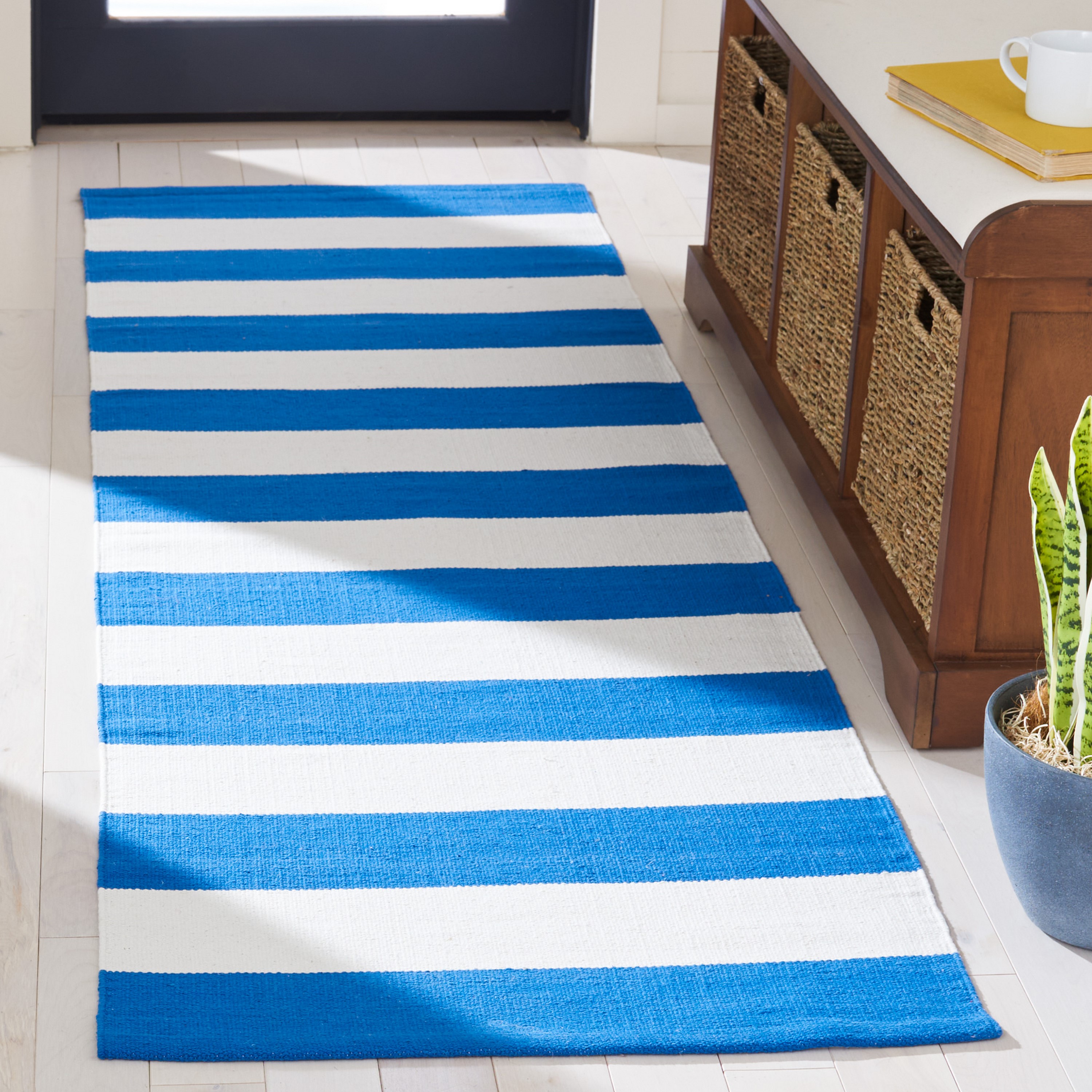 Safavieh MTK712C-27 Montauk Maslin 2 x 7 (ft) Cotton Blue/Ivory Rectangular Indoor Stripe Coastal Runner rug