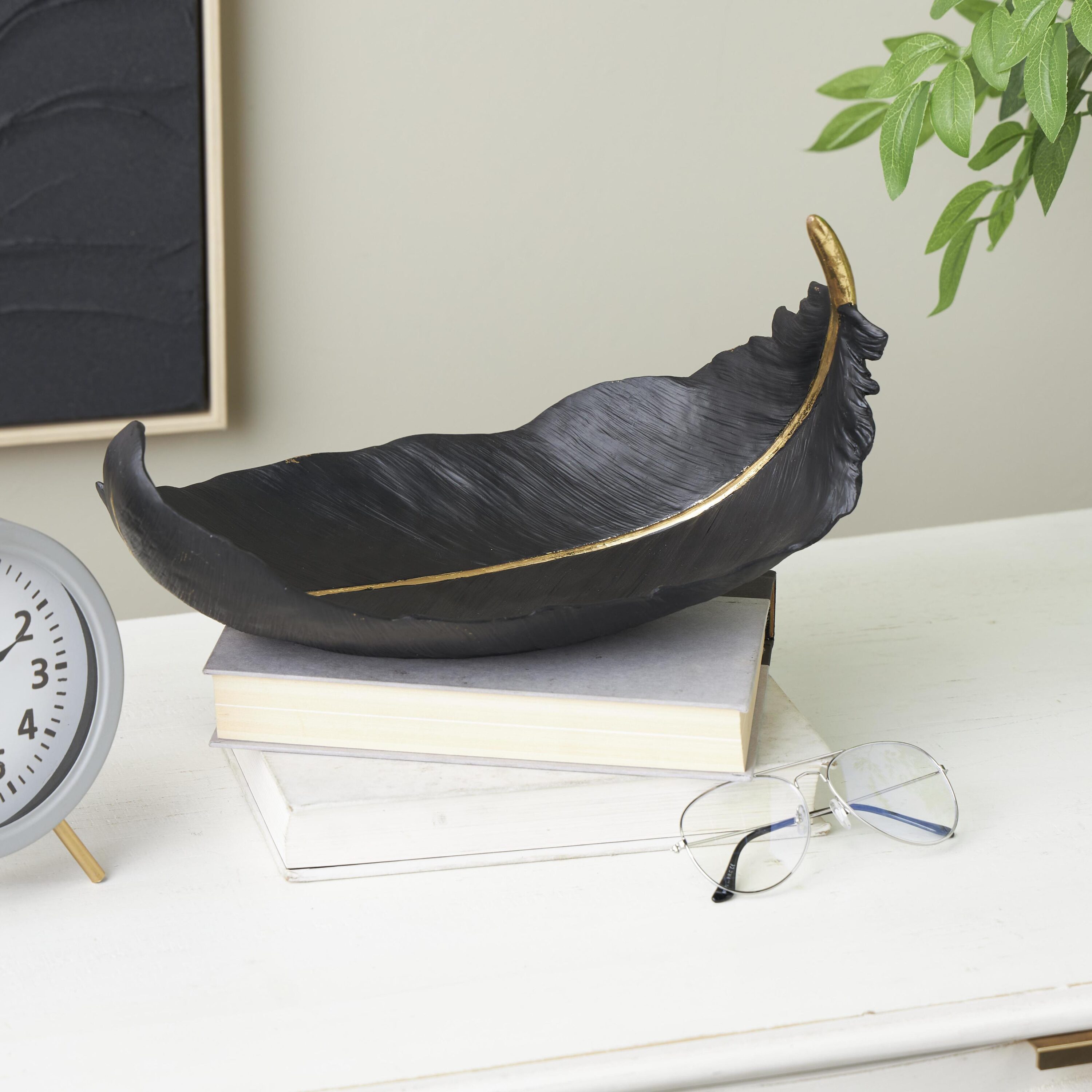CosmoLiving by Cosmopolitan 822752 Black Resin Country Decorative bowl