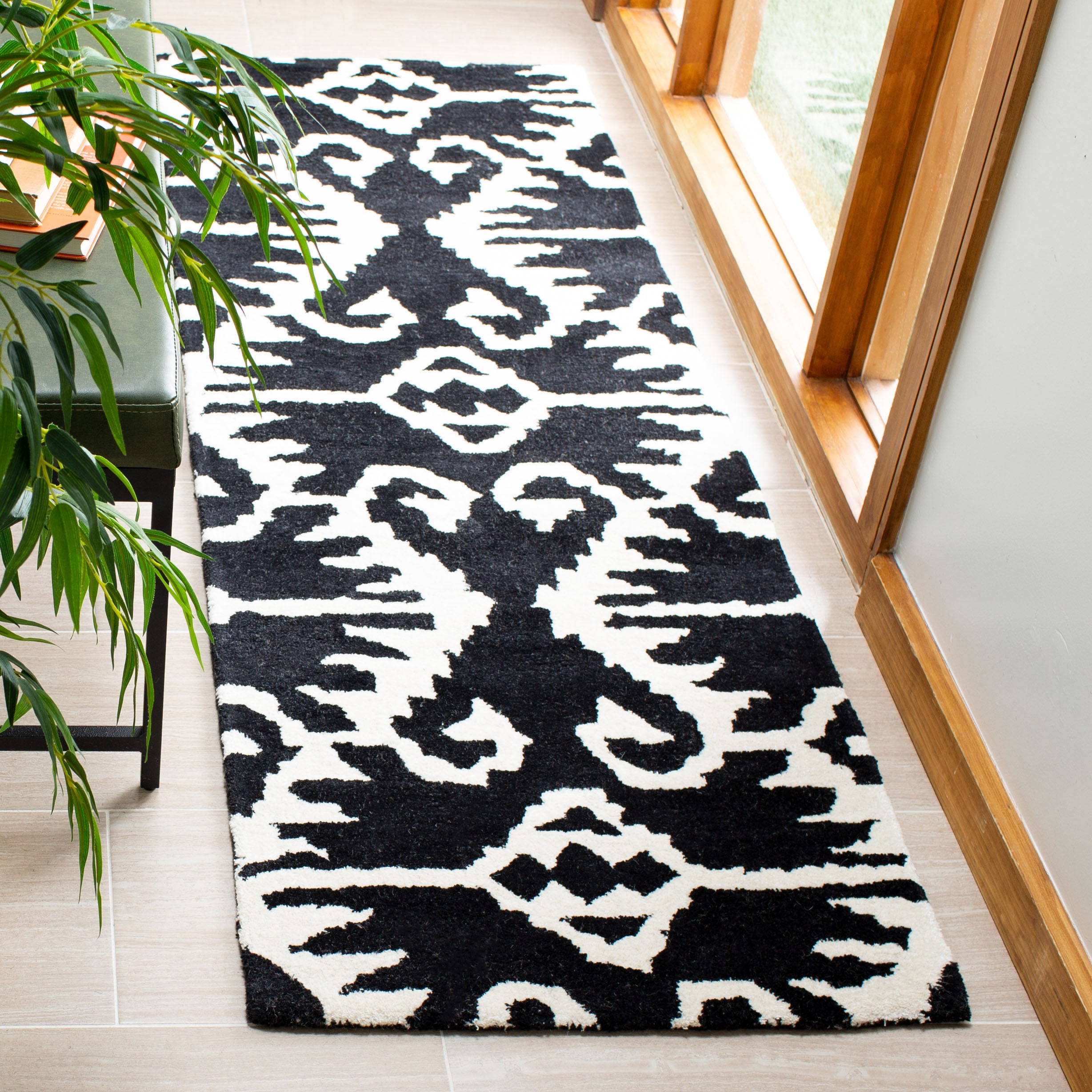 Safavieh WYD323D-29 Wyndham Ince 2 x 9 (ft) Tufted Wool Black/Ivory Rectangular Indoor Ikat Bohemian/Eclectic Runner rug