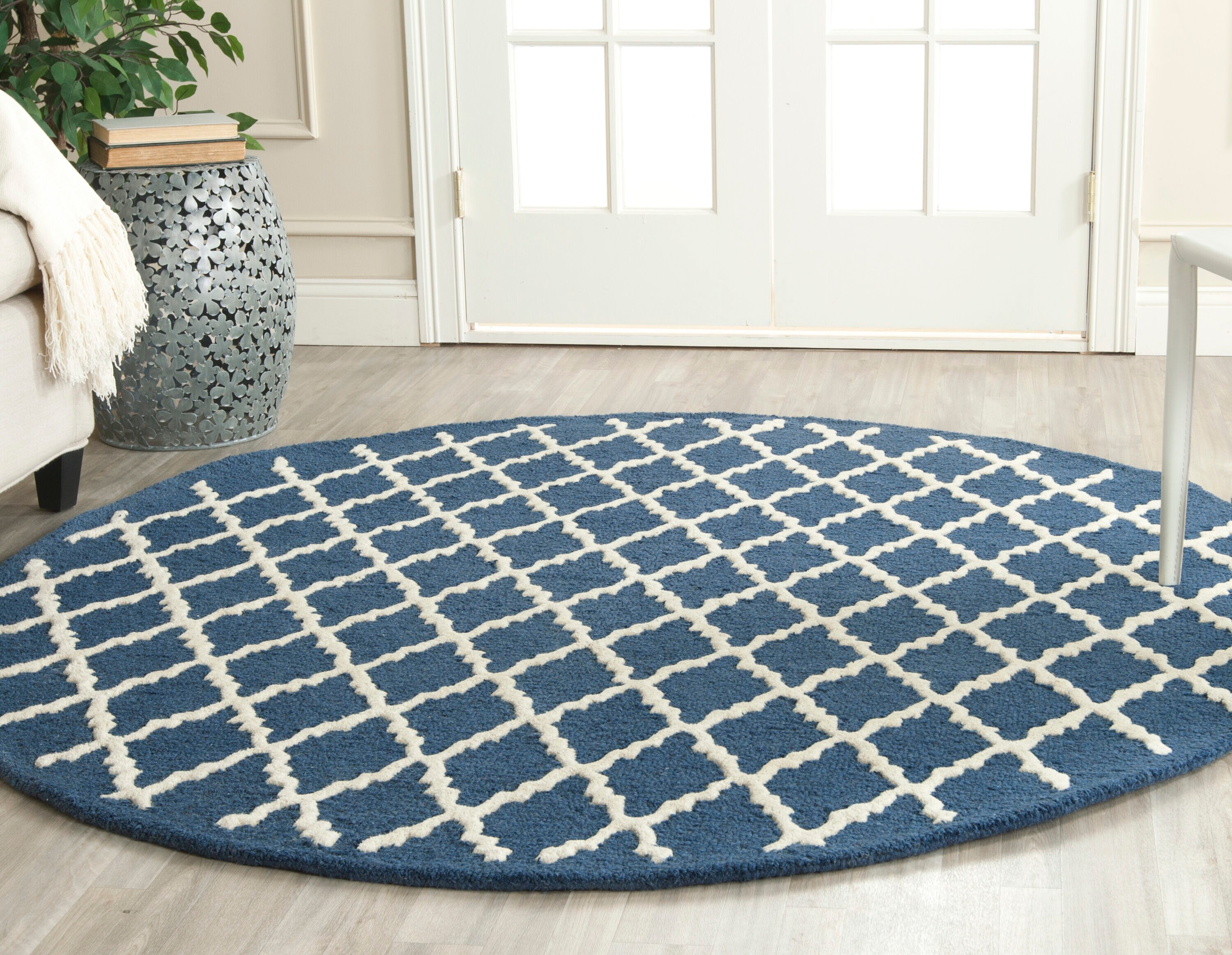 Safavieh - Cambridge 137 Navy/Ivory Contemporary 6ft x 6ft Round Rug