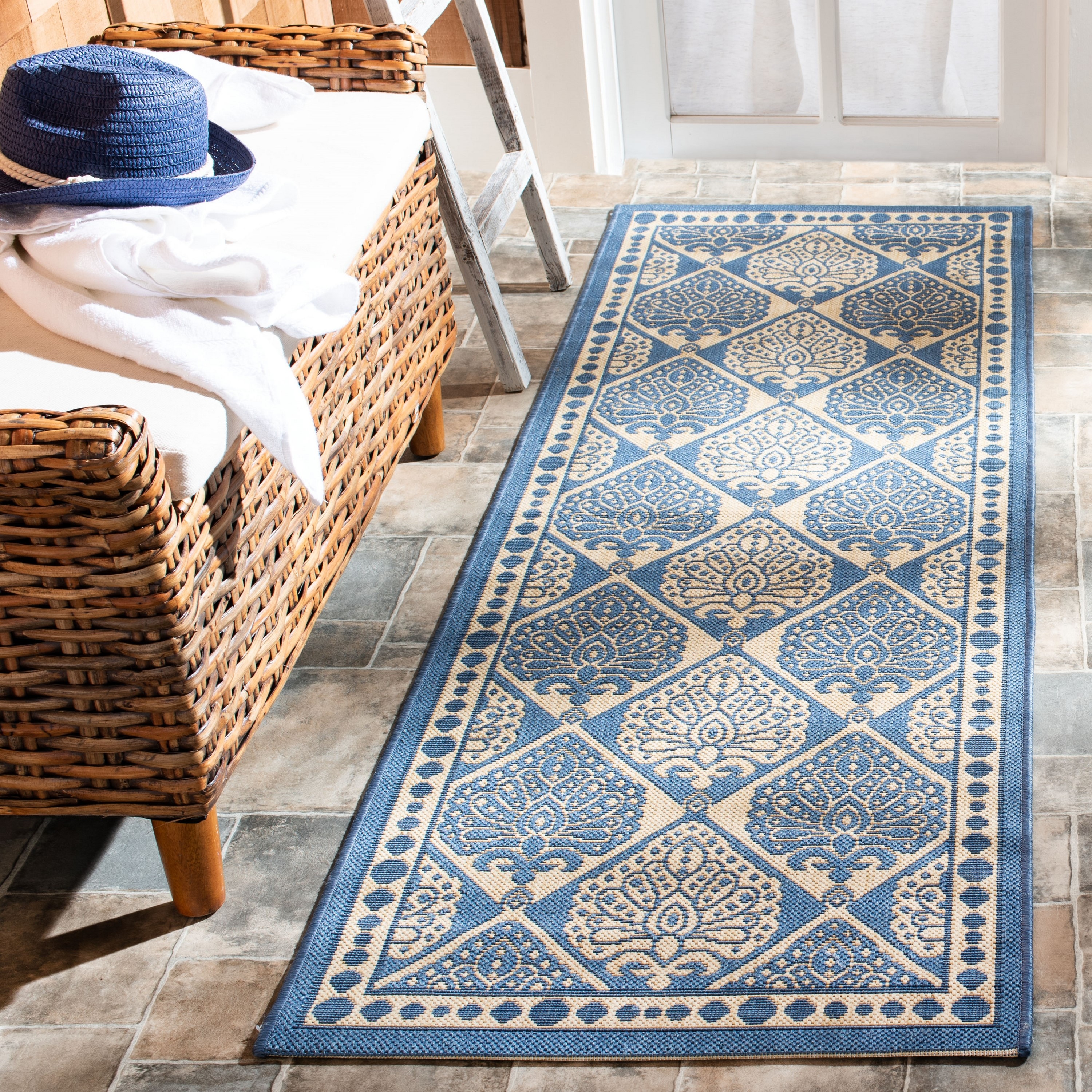 Safavieh CY5149C-27 Courtyard Teardrop 2 x 7 (ft) Loomed Polypropylene Blue/Ivory Rectangular Indoor/Outdoor Damask Coastal Runner rug