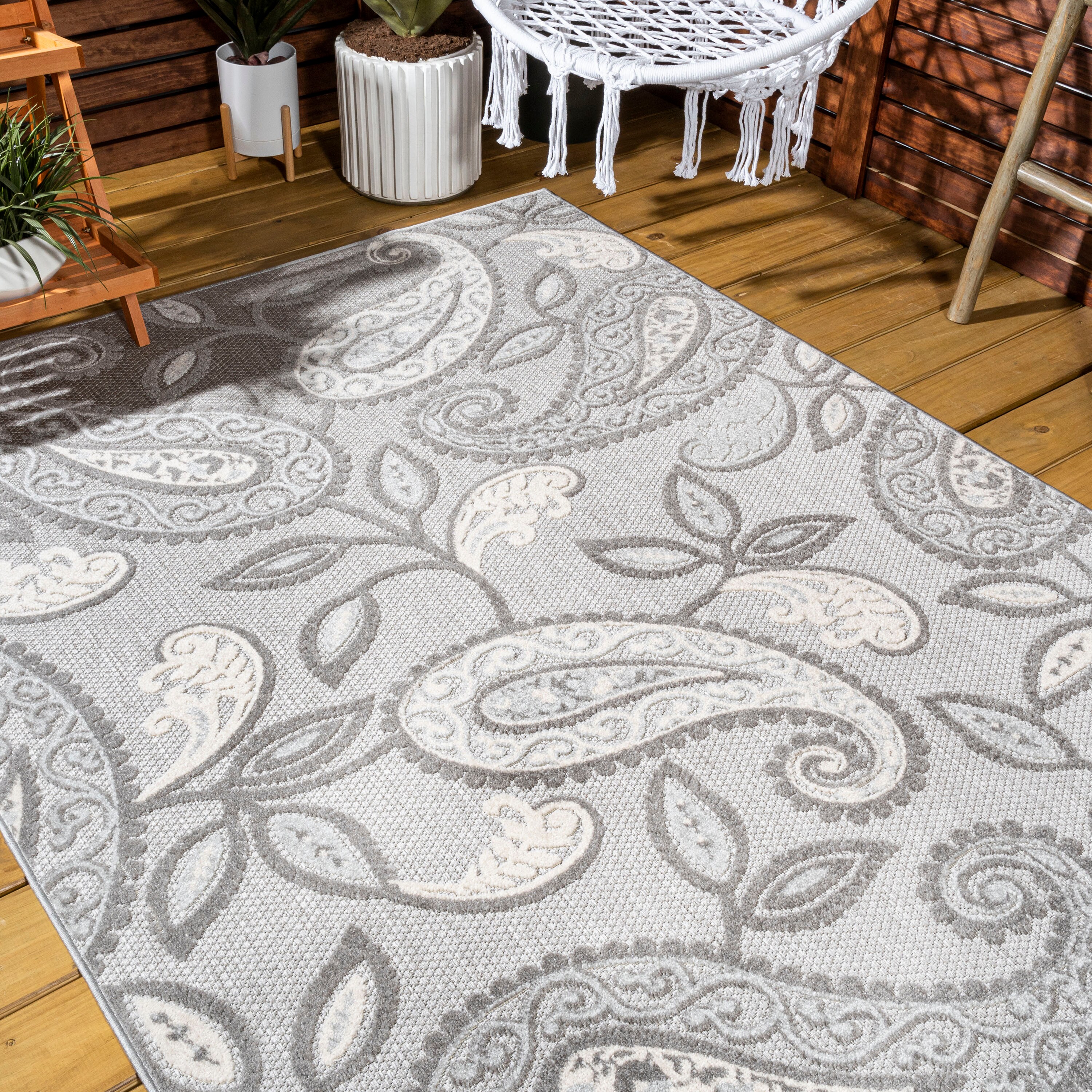 Light Gray and Ivory Paisley Indoor/Outdoor Area Rug 5' x 7'