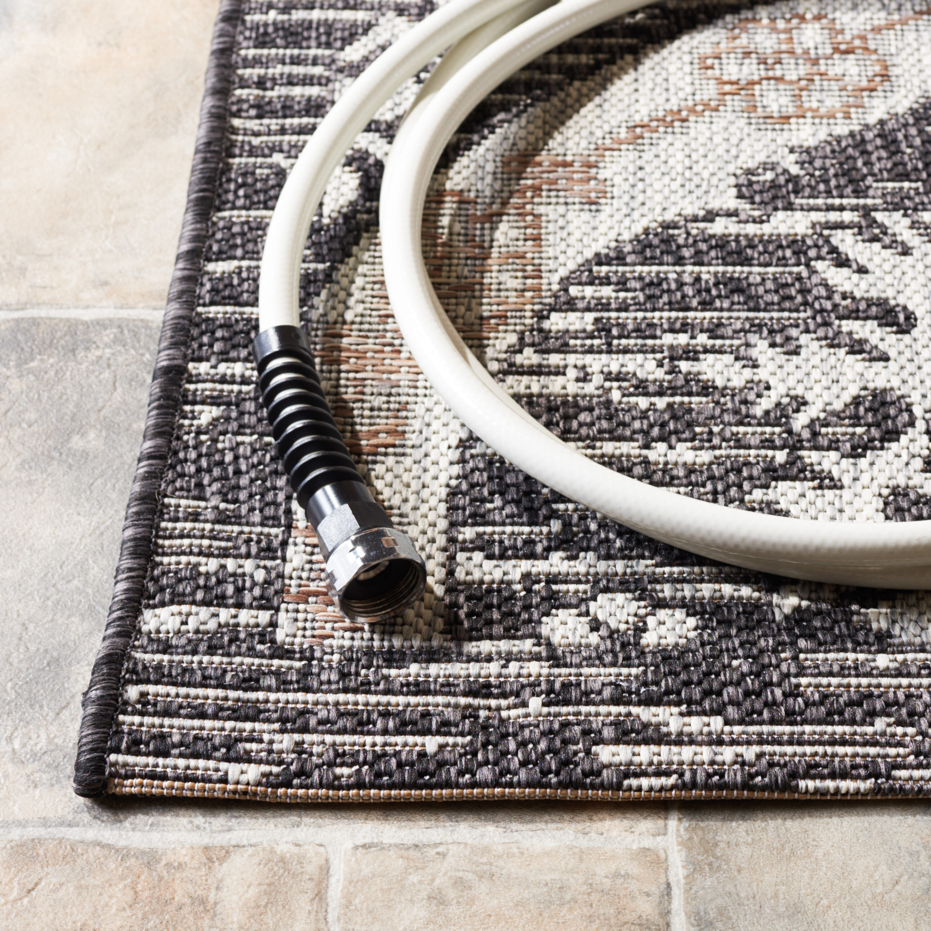 Courtyard Black/Grey 8' x 11' Synthetic Damask Area Rug