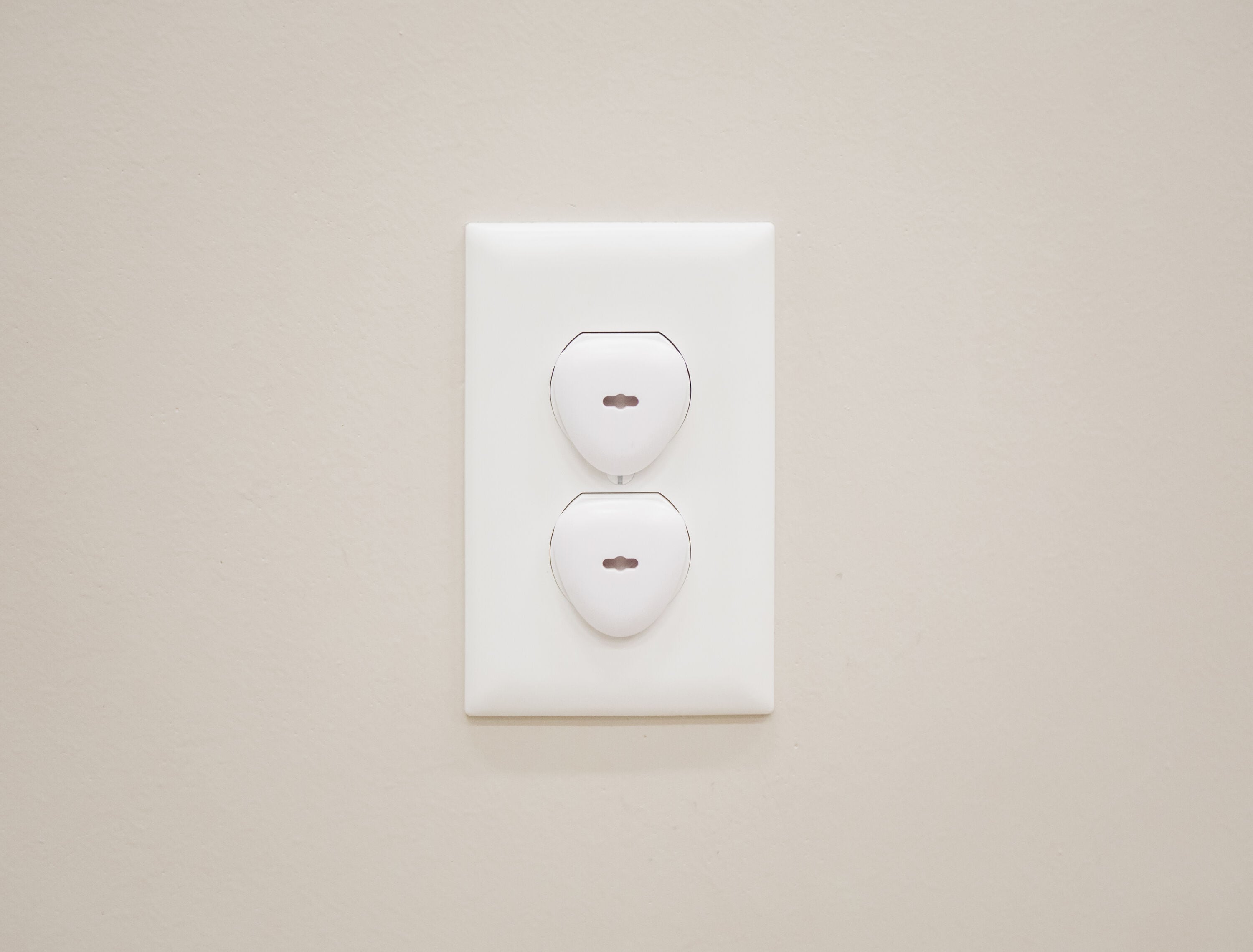 Dreambaby Child Safety White Outlet Covers 2-Pack in the Child Safety  Accessories department at