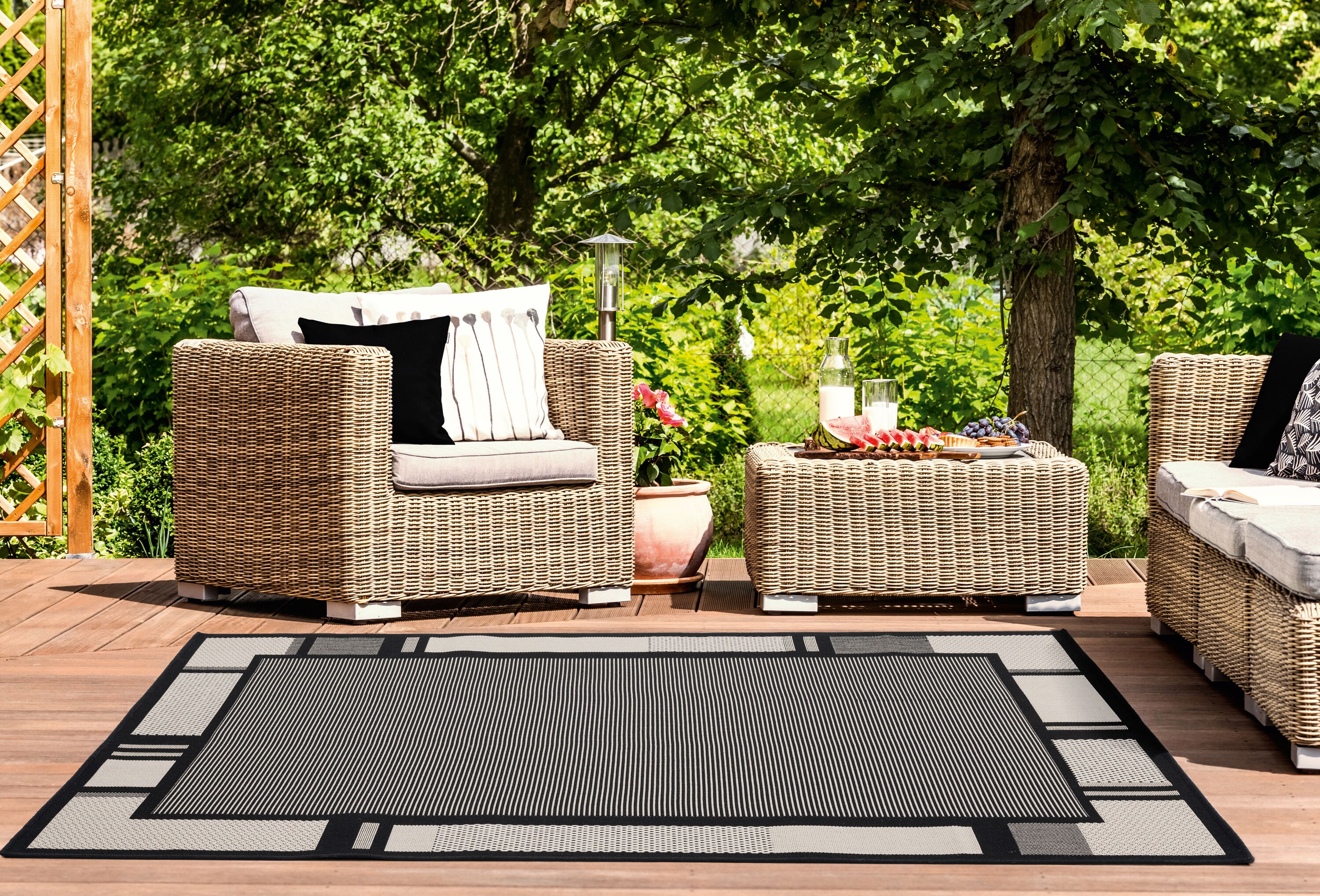 United Weavers Of America 3900 10870 69 Augusta 5 x 8 (ft) Polypropylene Black Rectangular Indoor Border Area rug