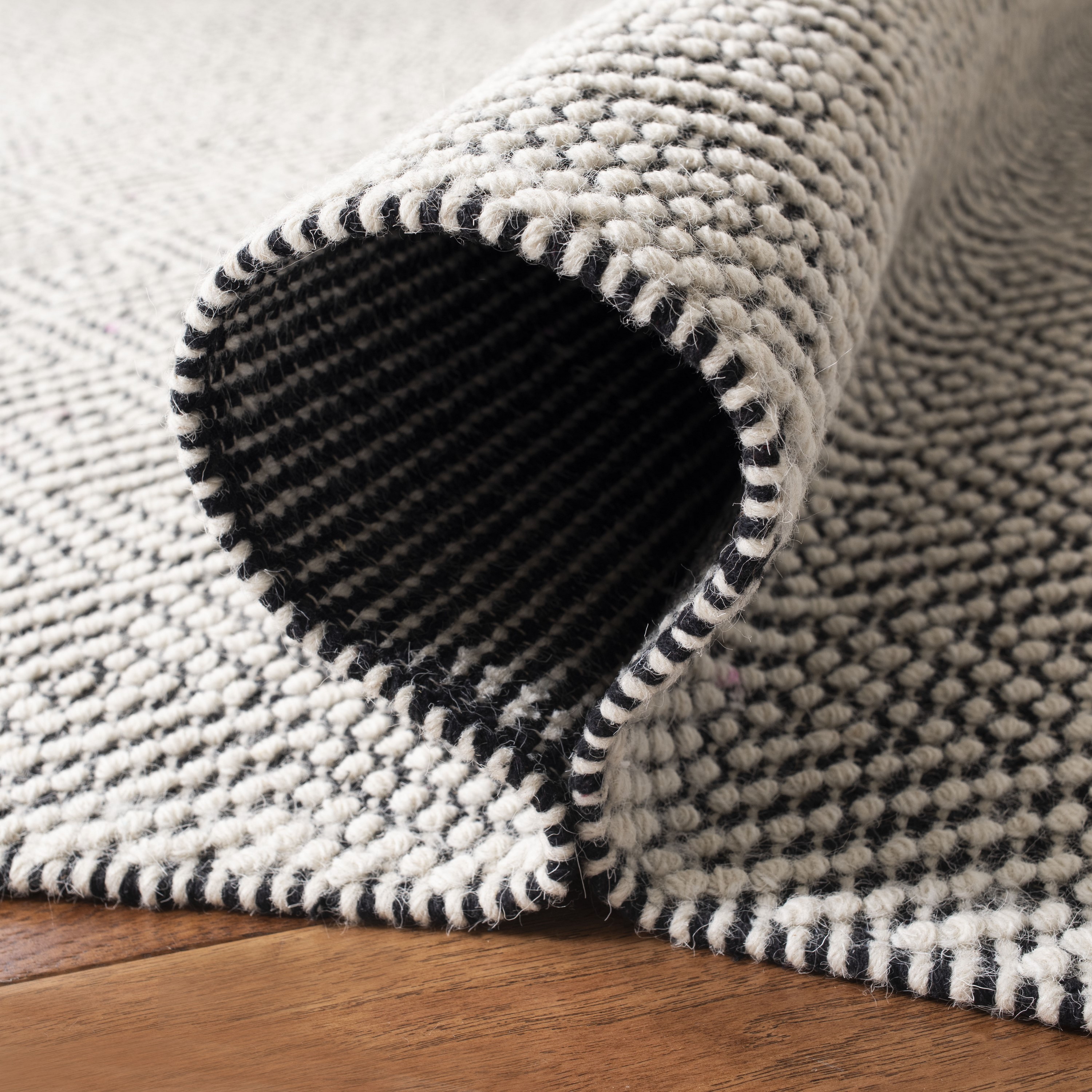 Vermont 4' x 6' Black and Ivory Hand-Knotted Wool Rug