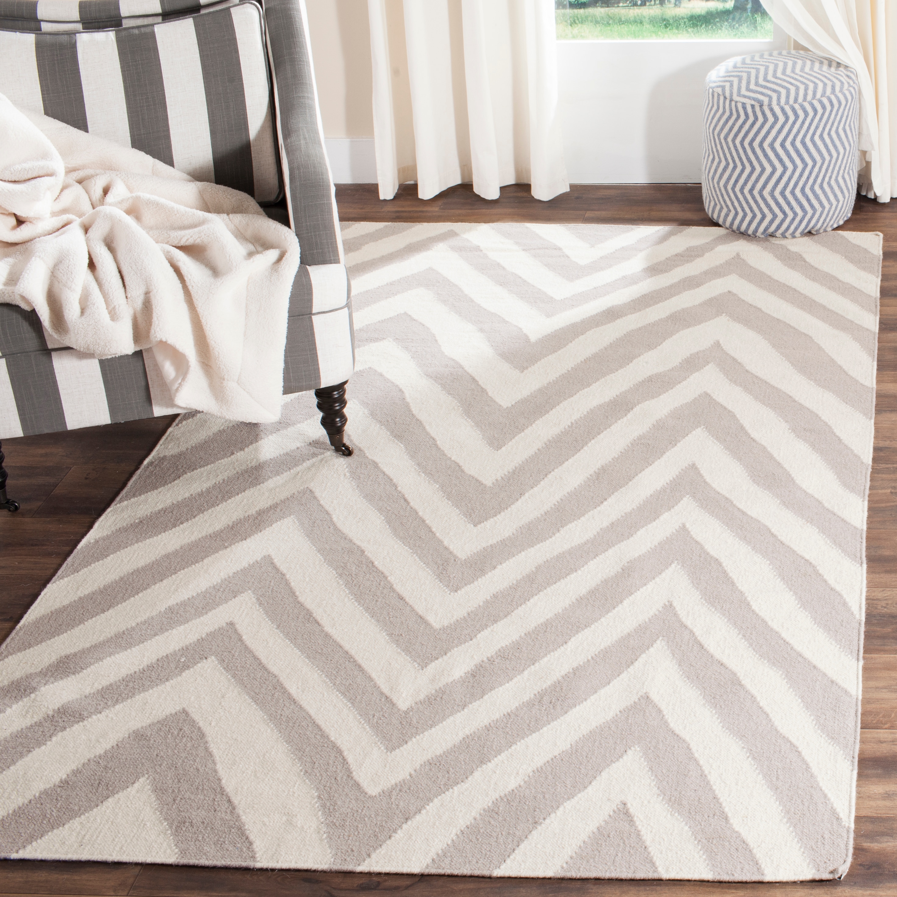 Safavieh DHU568B-24 Dhurries Geia 3 x 4 (ft) Wool Gray/Ivory Rectangular Indoor Chevron Coastal Throw rug