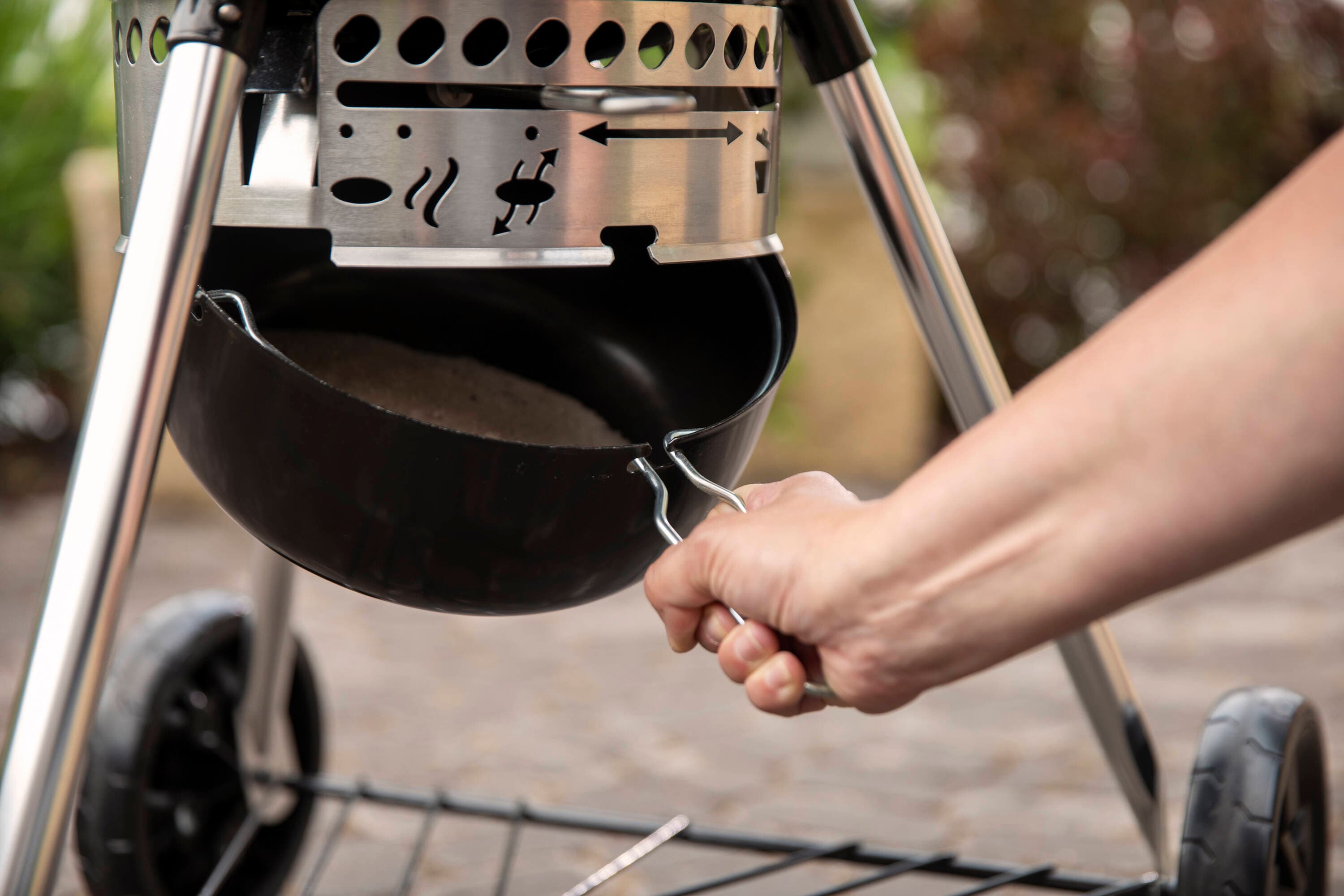 Weber Master-touch 26-in W Black Kettle Charcoal Grill 1500064 At Lowes.com