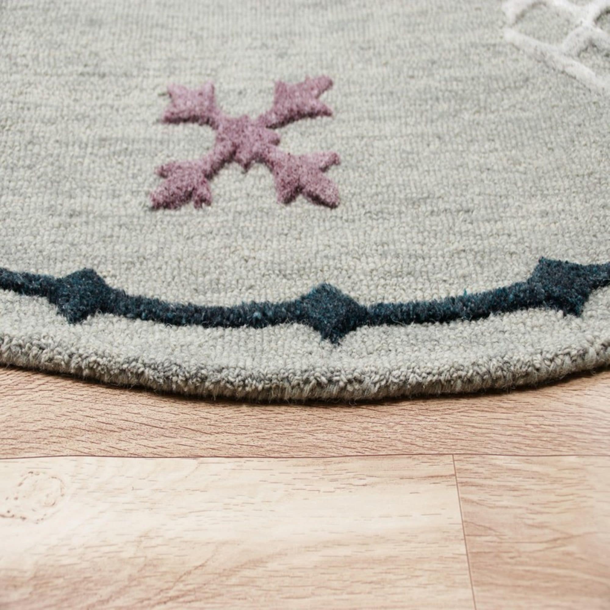 Handmade Geometric Bordered Gray Wool & Viscose 7' Round Rug