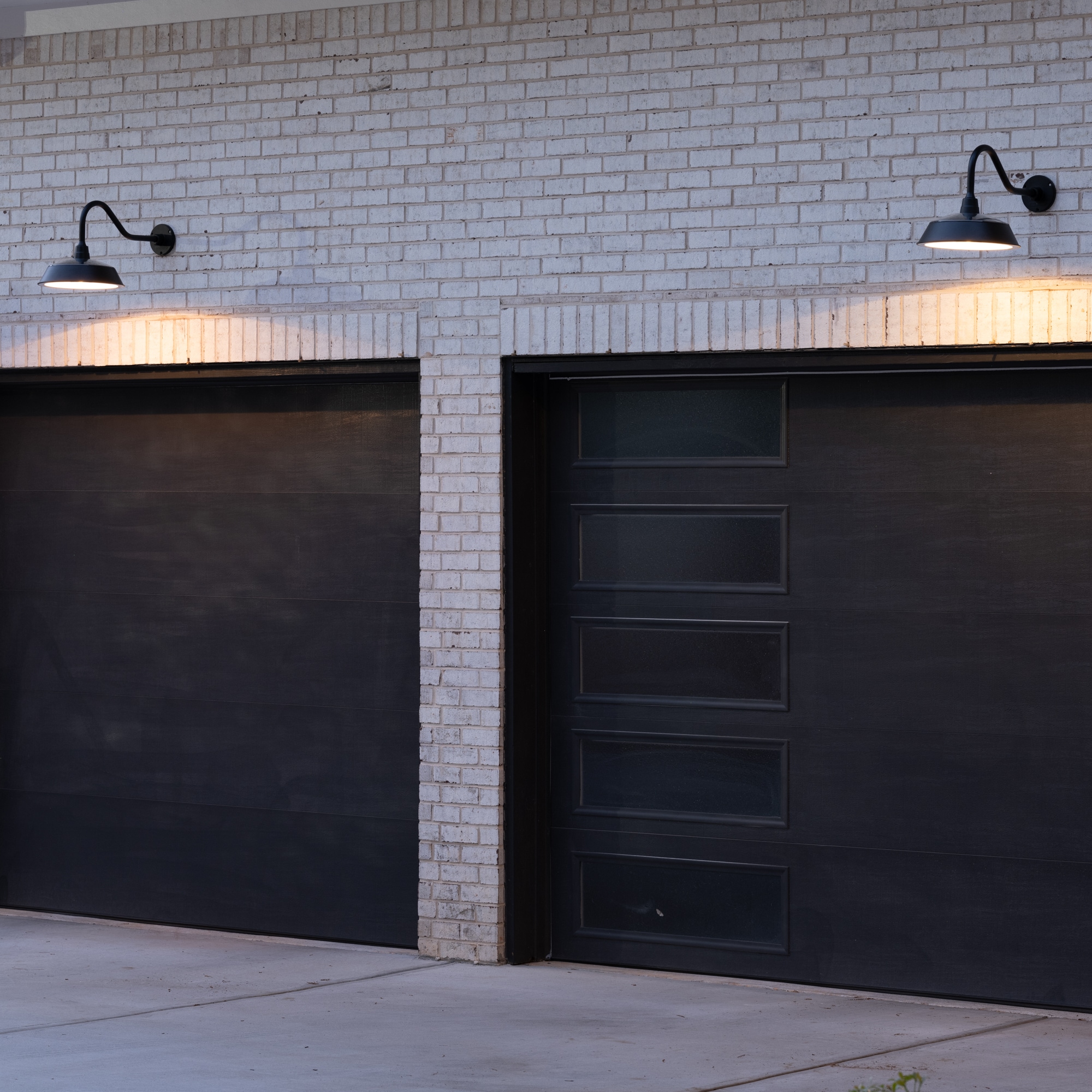 Black Aluminum Solar Barn Light with Gooseneck Design