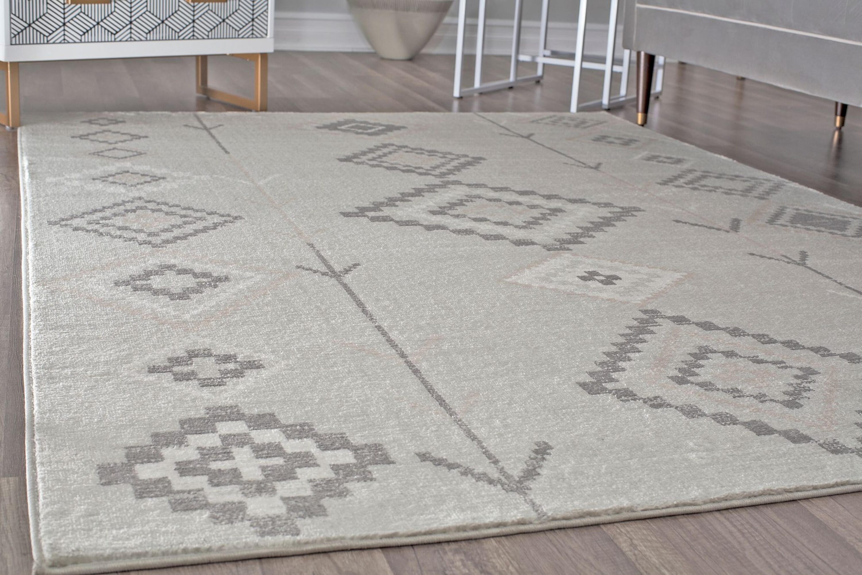 Gray Diamond Pattern Synthetic 2' x 4' Area Rug