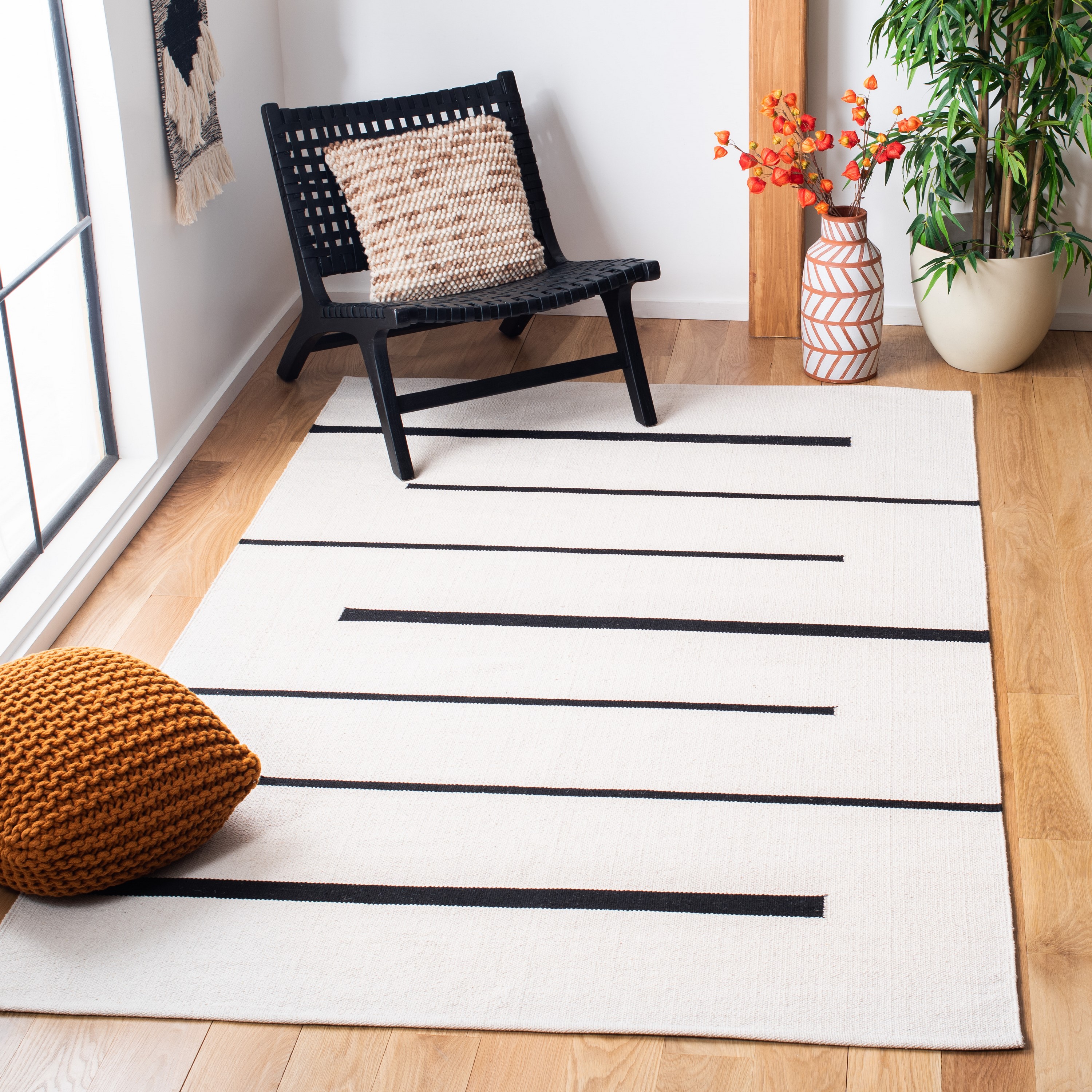 Safavieh MTK311A-4 Montauk Odoarda 4 x 6 (ft) Cotton Ivory/Black Rectangular Indoor Abstract Bohemian/Eclectic Area rug