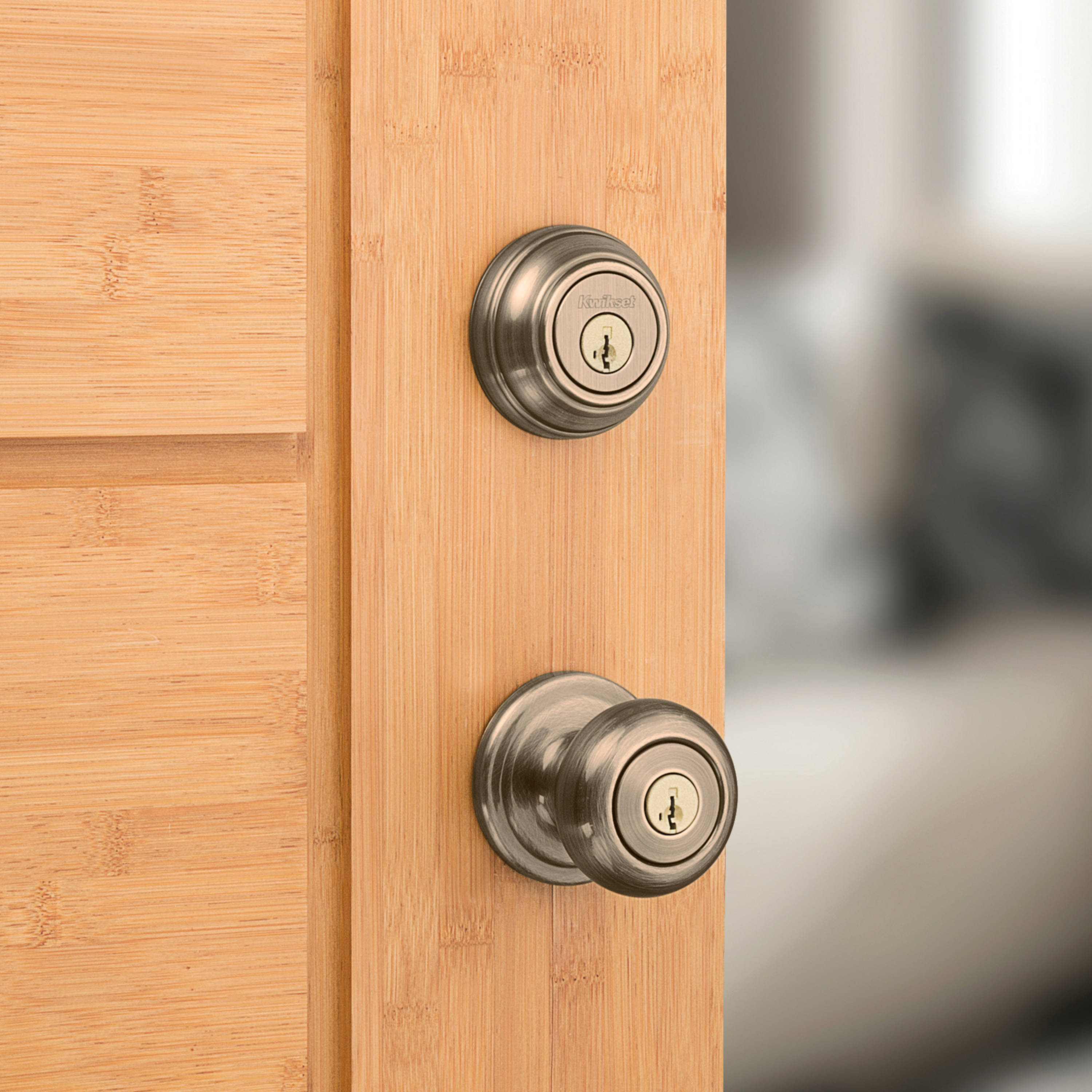 Kwikset Signature Series Signatures Juno Antique Brass Smartkey Exterior  Single-cylinder deadbolt Keyed Entry Door Knob Combo Pack with  Antimicrobial Technology in the Door Knobs department at