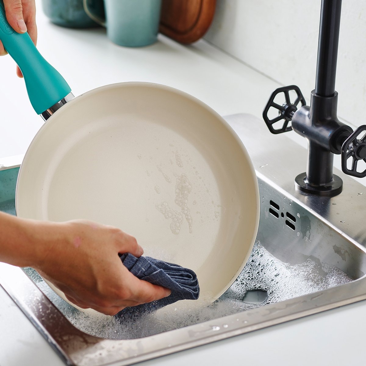 Turquoise Aluminum Non-Stick 16-Piece Cookware Set