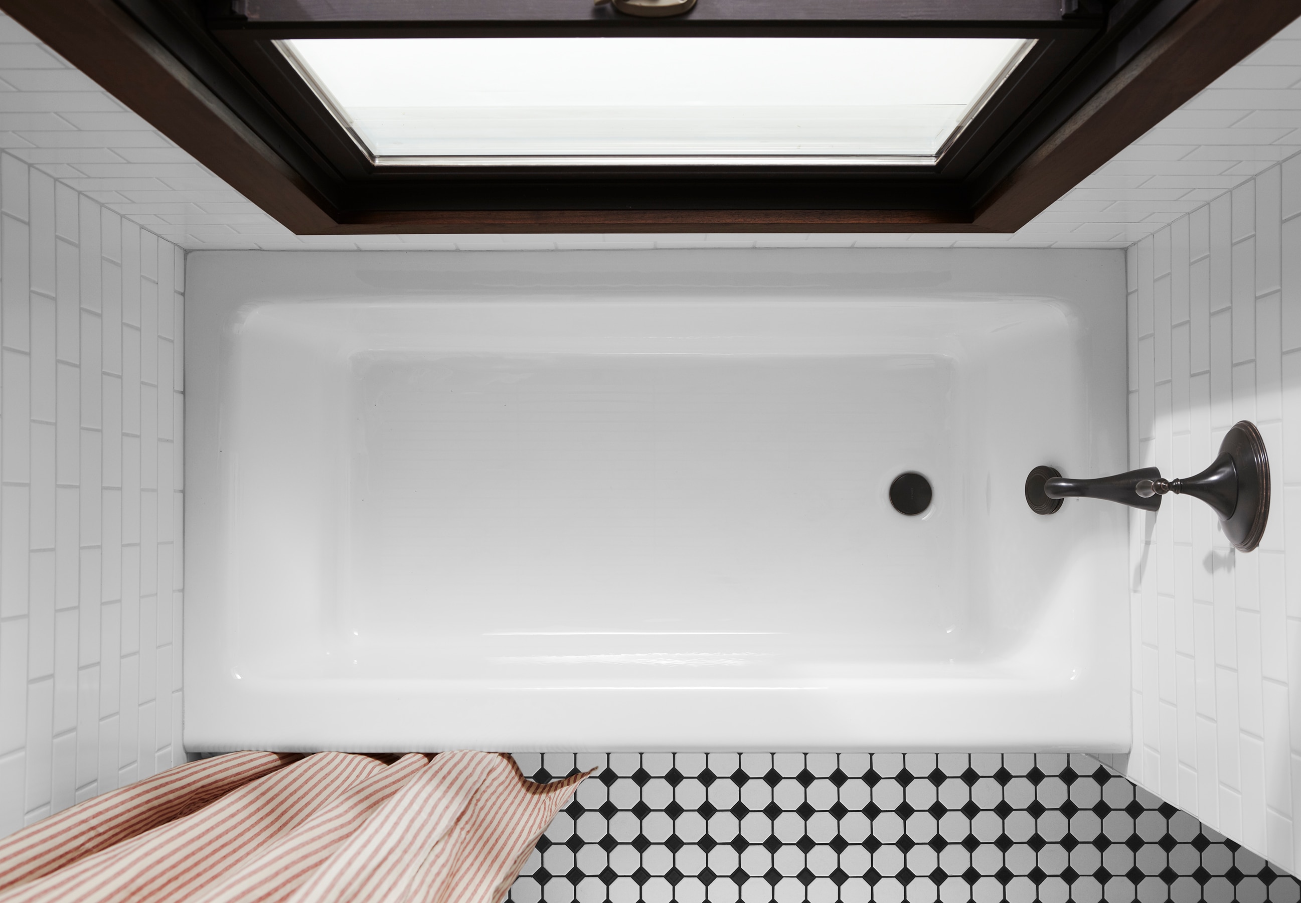 White Cast Iron Alcove Bathtub with Right Drain