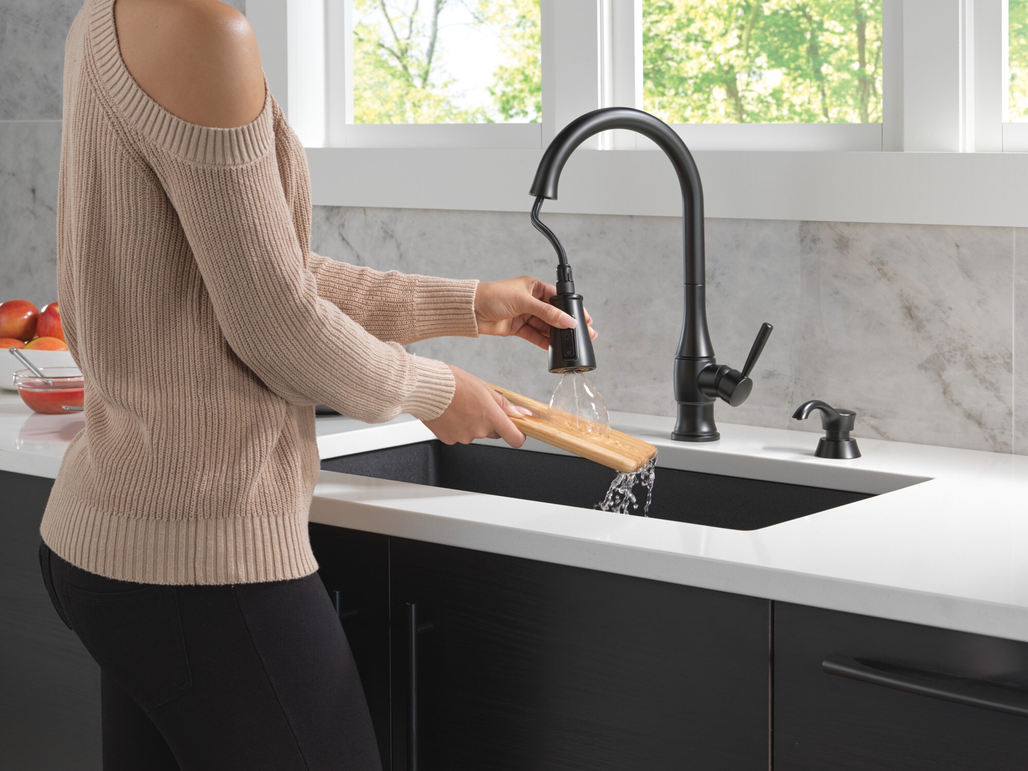 Delta Hazelwood Matte Black Single Handle Pull-down Kitchen Faucet with ...