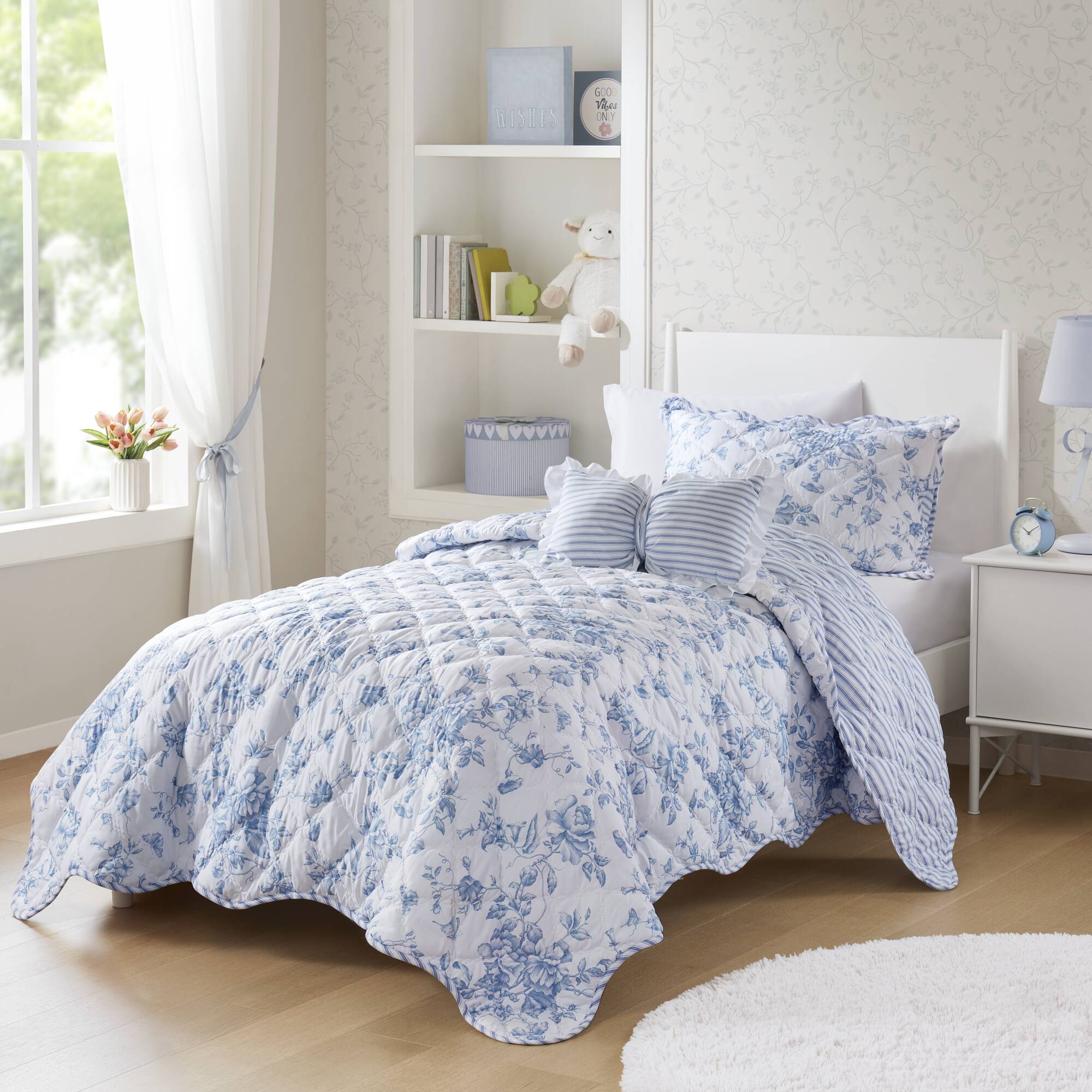 Roomfitters  3Piece Twin/Twin XL Vintage Floral Quilt Bedding Set with Pillow Sham and Throw Pillow Blue