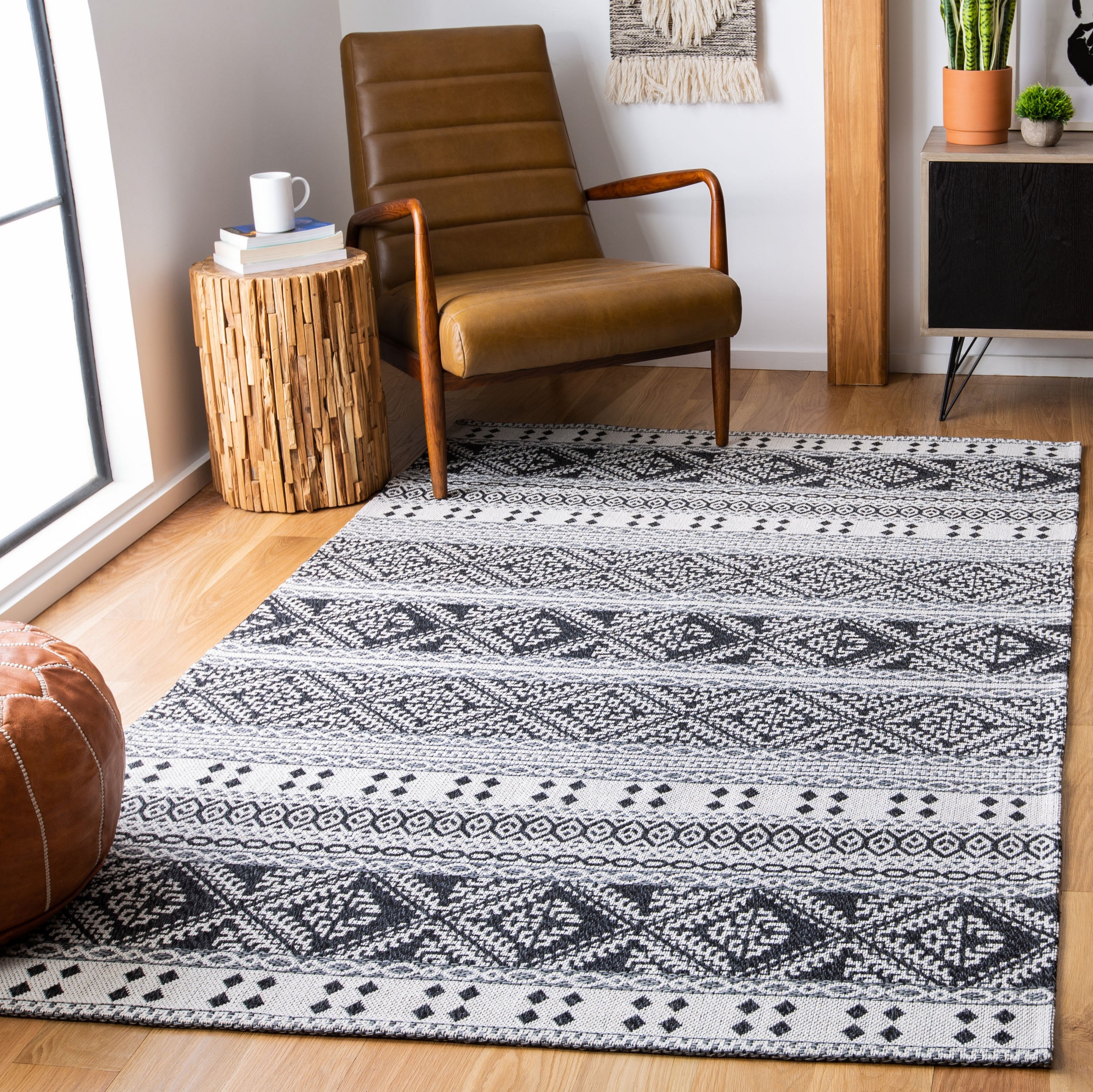 Safavieh AGT445Z-4 Augustine Alon 4 x 6 (ft) Loomed Synthetic Black/Cream Rectangular Indoor Abstract Lodge Area rug