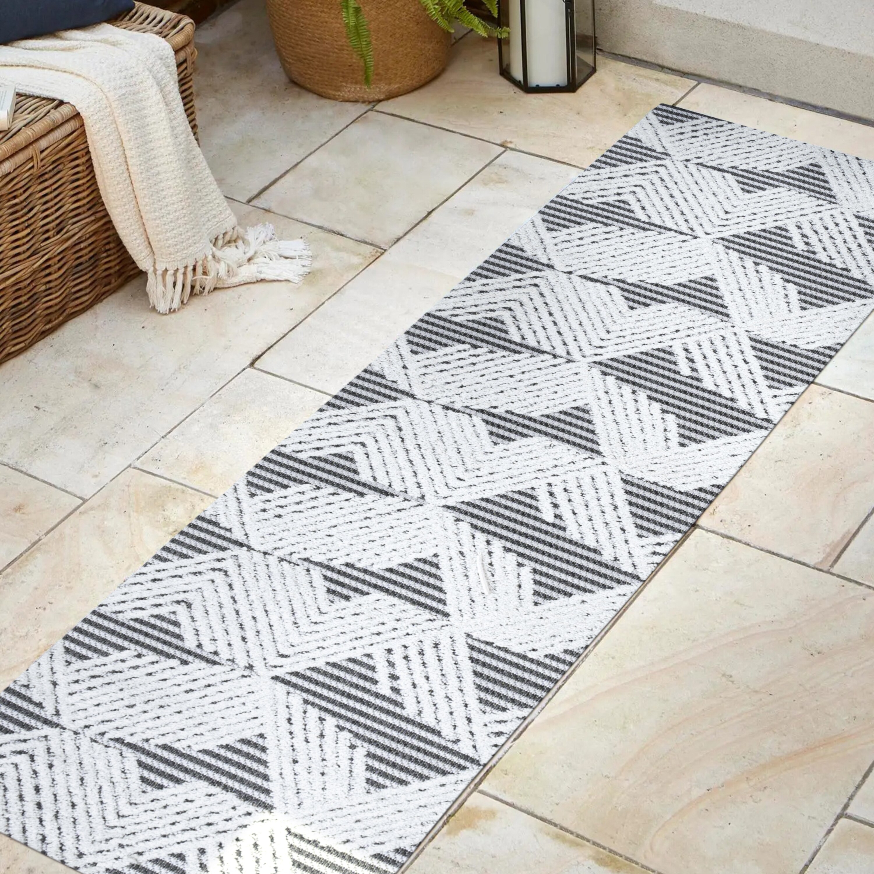 Art Deco Jazz Black/Ivory Geometric Synthetic Indoor/Outdoor Rug