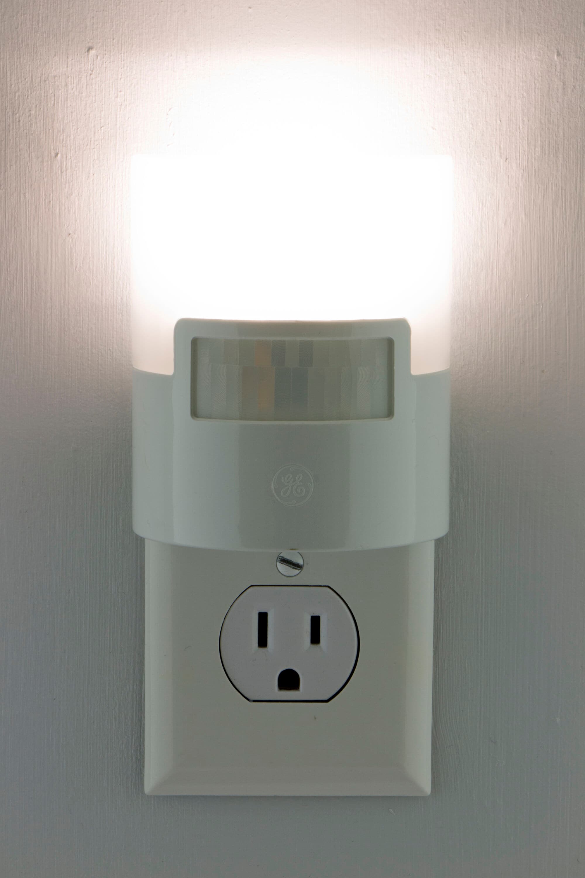 GE Plug-in LED Motion Activated Night Light 11242 - Best Buy