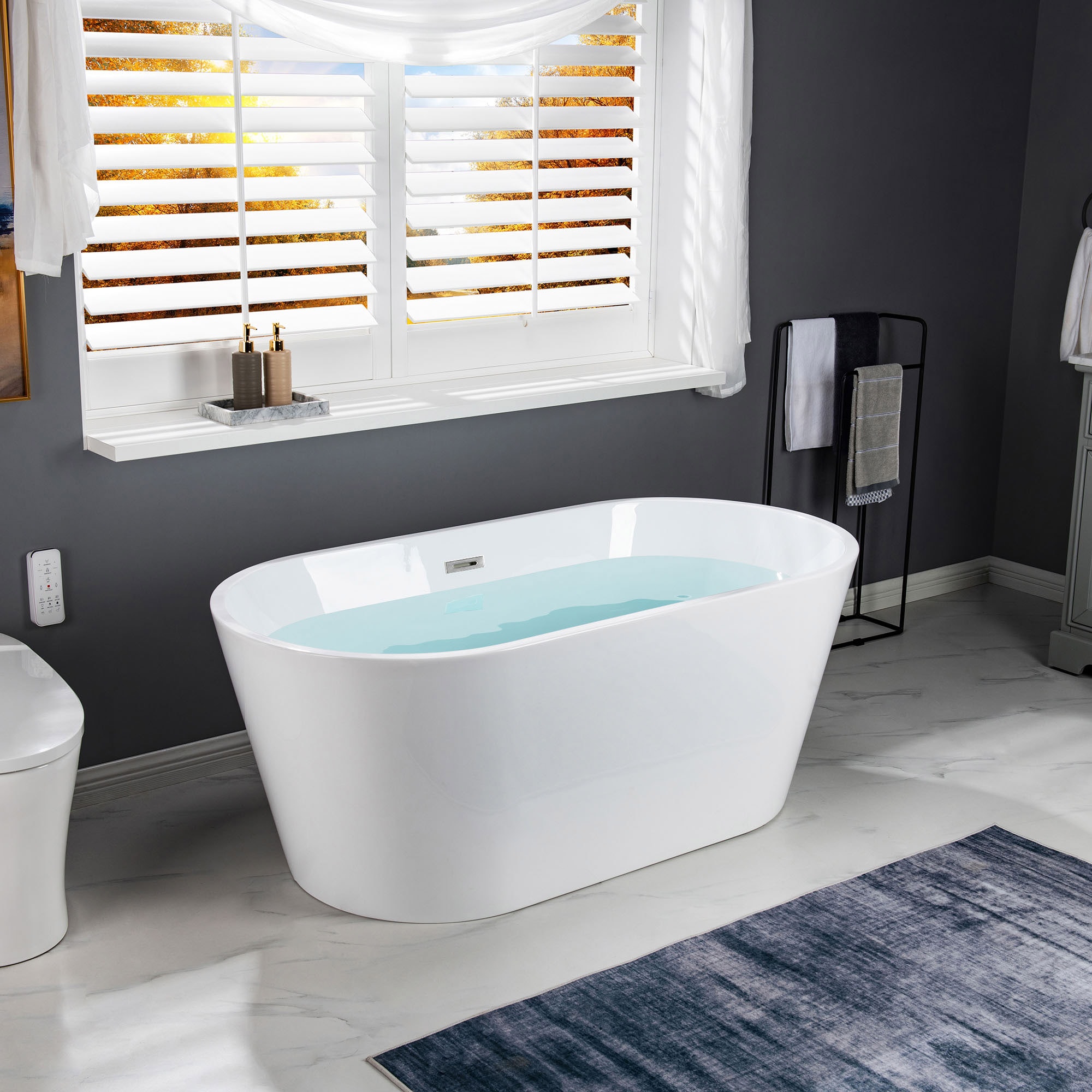 A unique bath with bathtub complements and spouts │ Roca Life