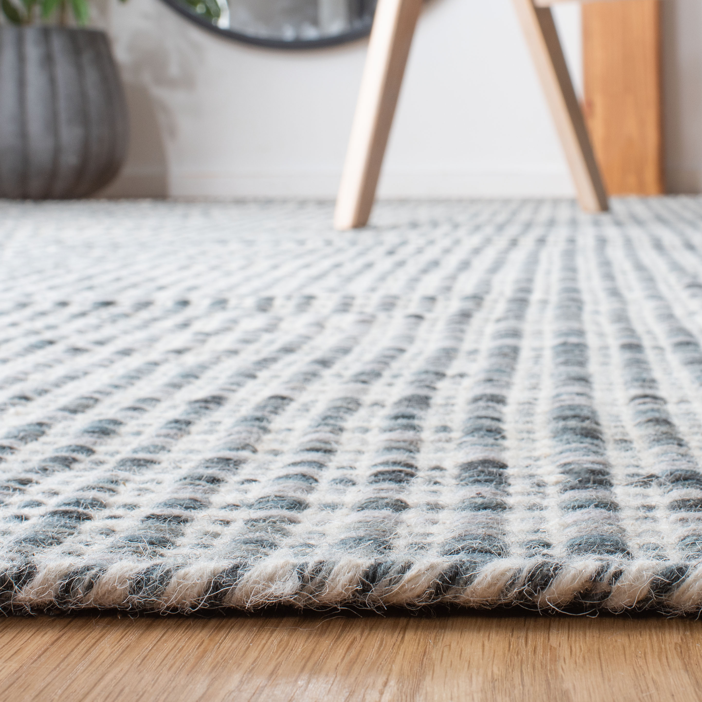 Handmade Gray and Ivory Wool Tufted 4' x 6' Rug