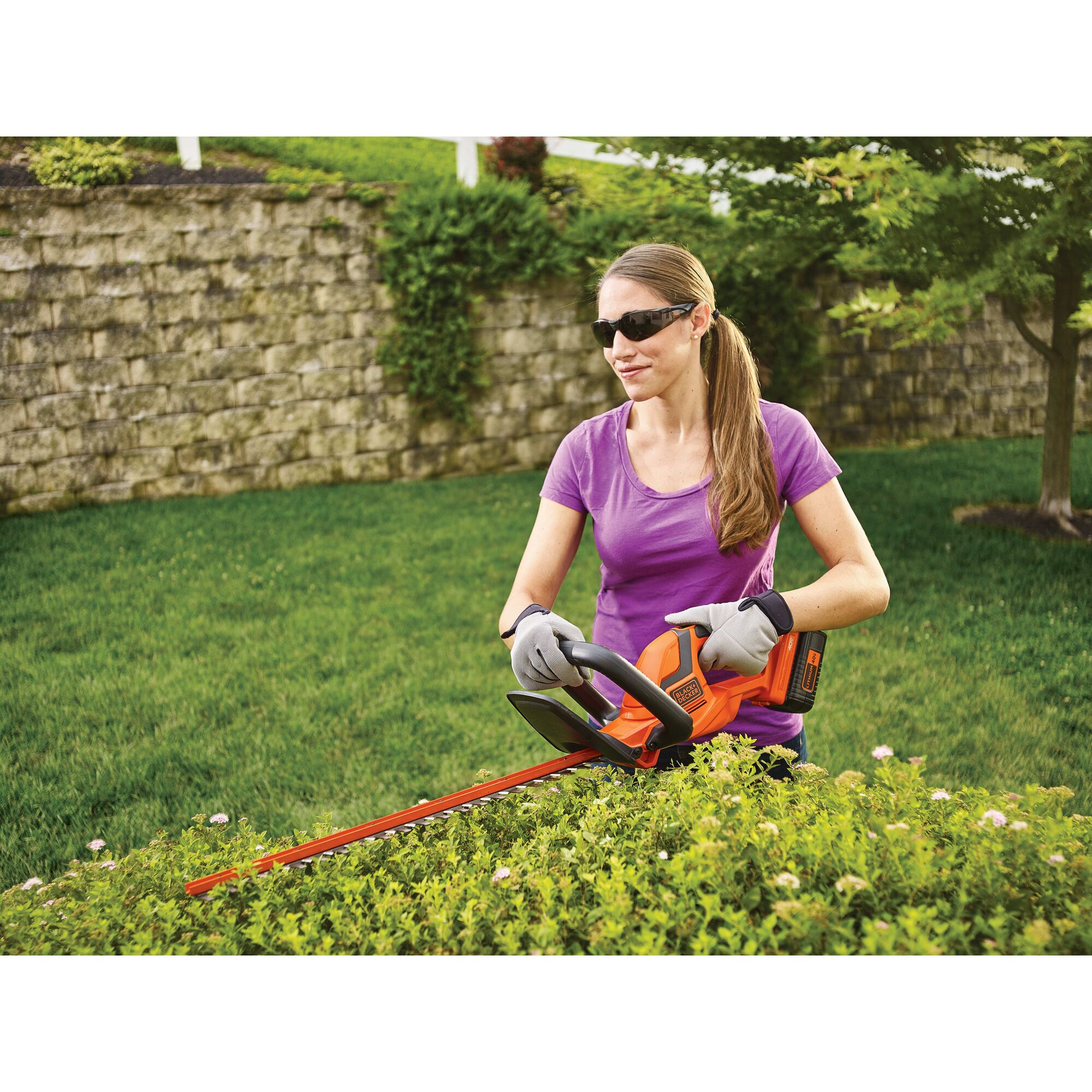 BLACK+DECKER 40-volt Max 22-in Battery Hedge Trimmer 1.5 Ah (Battery and  Charger Included) in the Hedge Trimmers department at