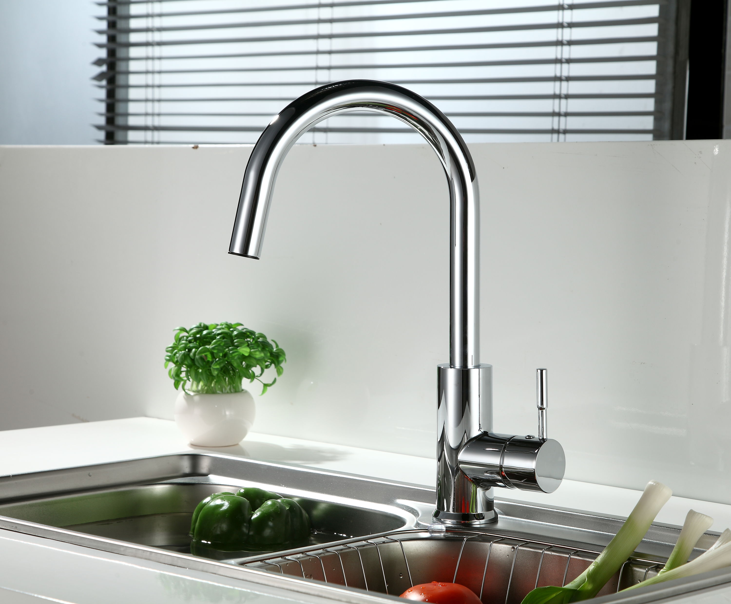 Runfine RF421001 Los Angeles Chrome Single Handle Deck-mount Kitchen Faucet ( Deck Plate Included )