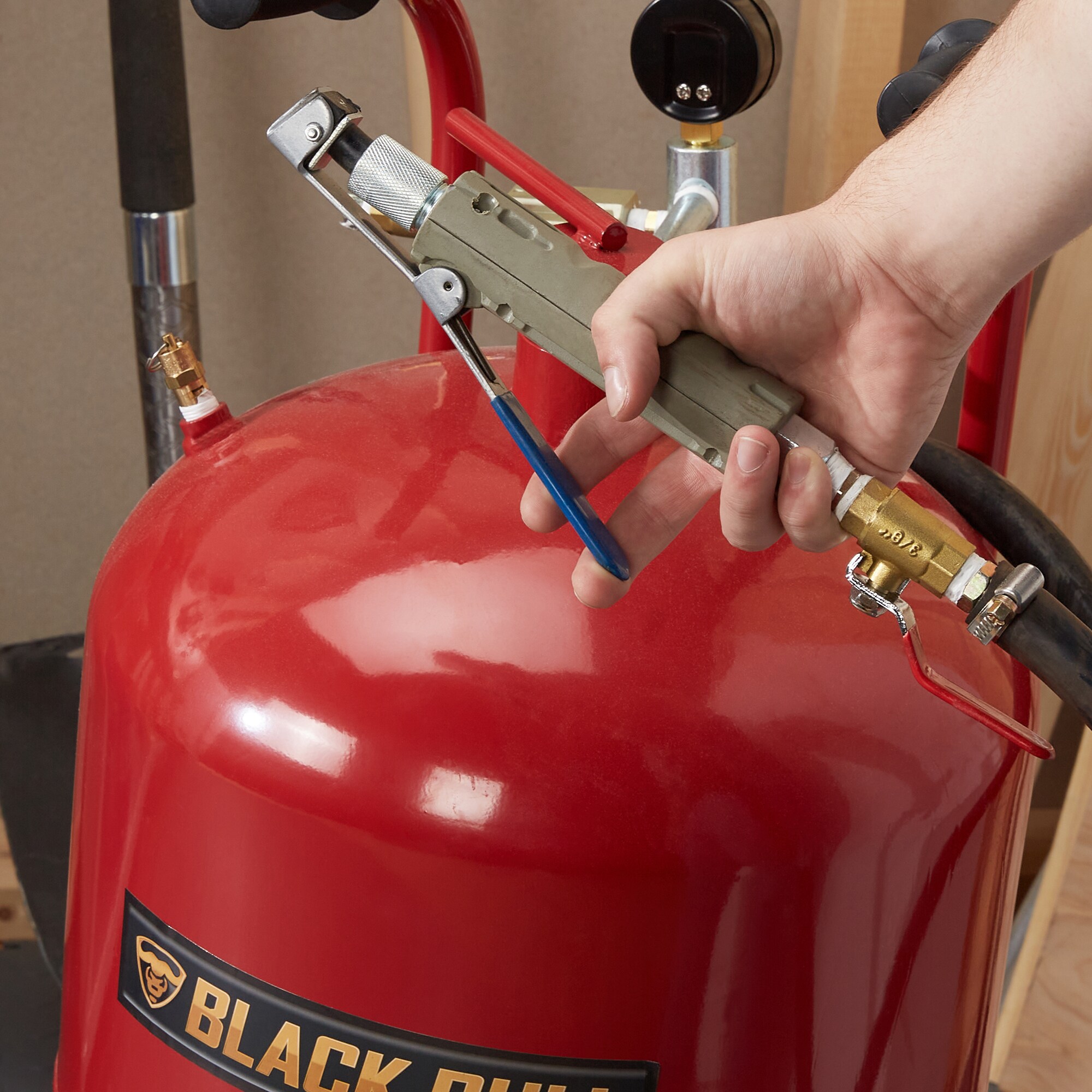 Black Bull 100-lbs Pressure Portable Media Blaster at