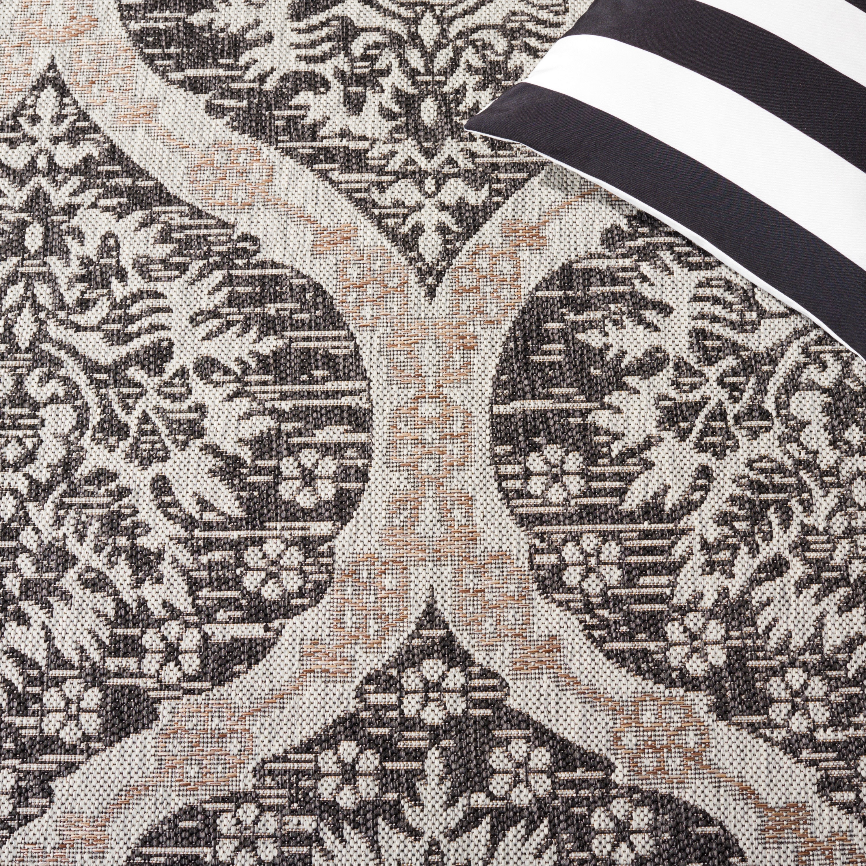 Courtyard Black/Grey 8' x 11' Synthetic Damask Area Rug