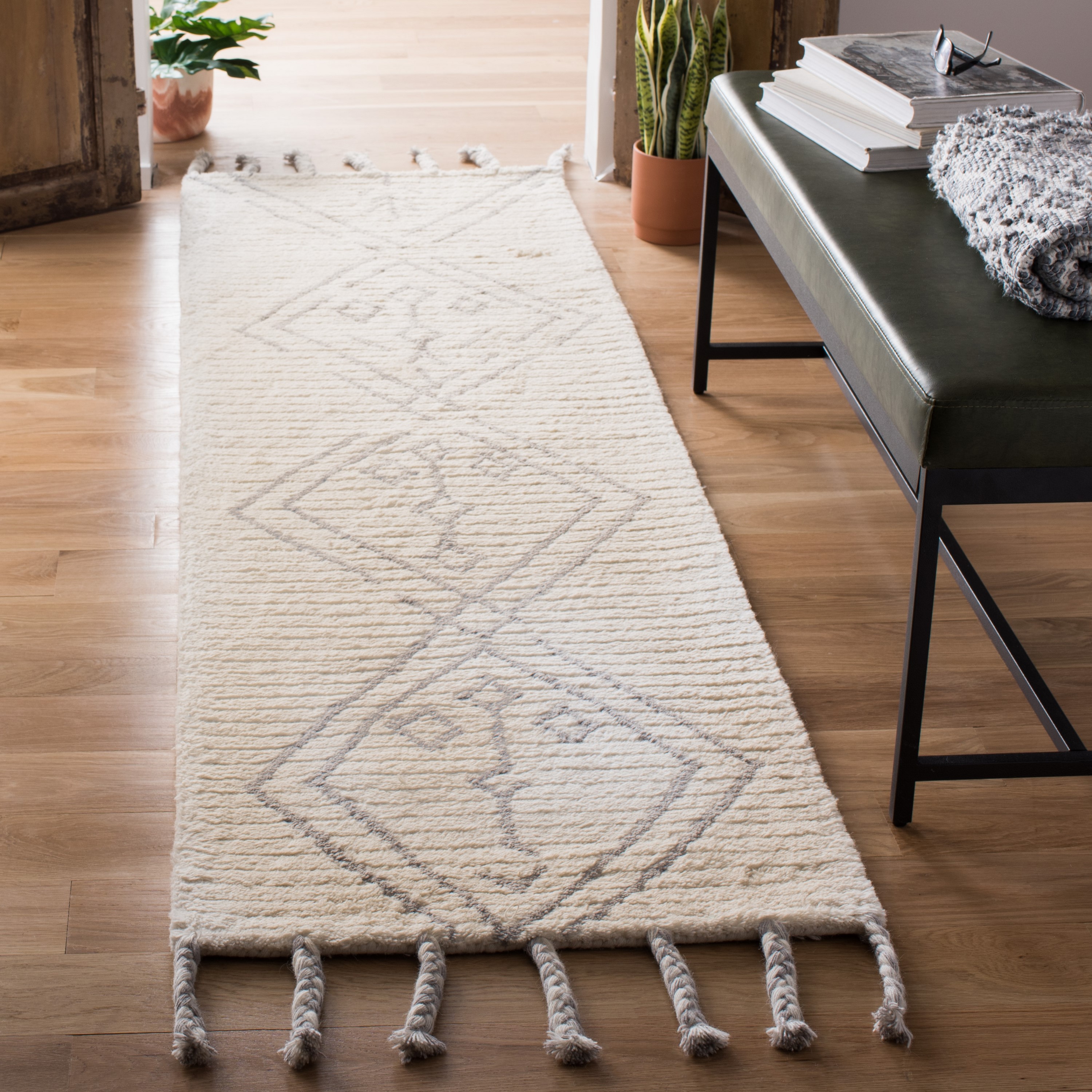 Safavieh CSB201G-28 Casablanca Benita 2 x 8 (ft) Tufted Wool Ivory/Silver Rectangular Indoor Abstract Runner rug